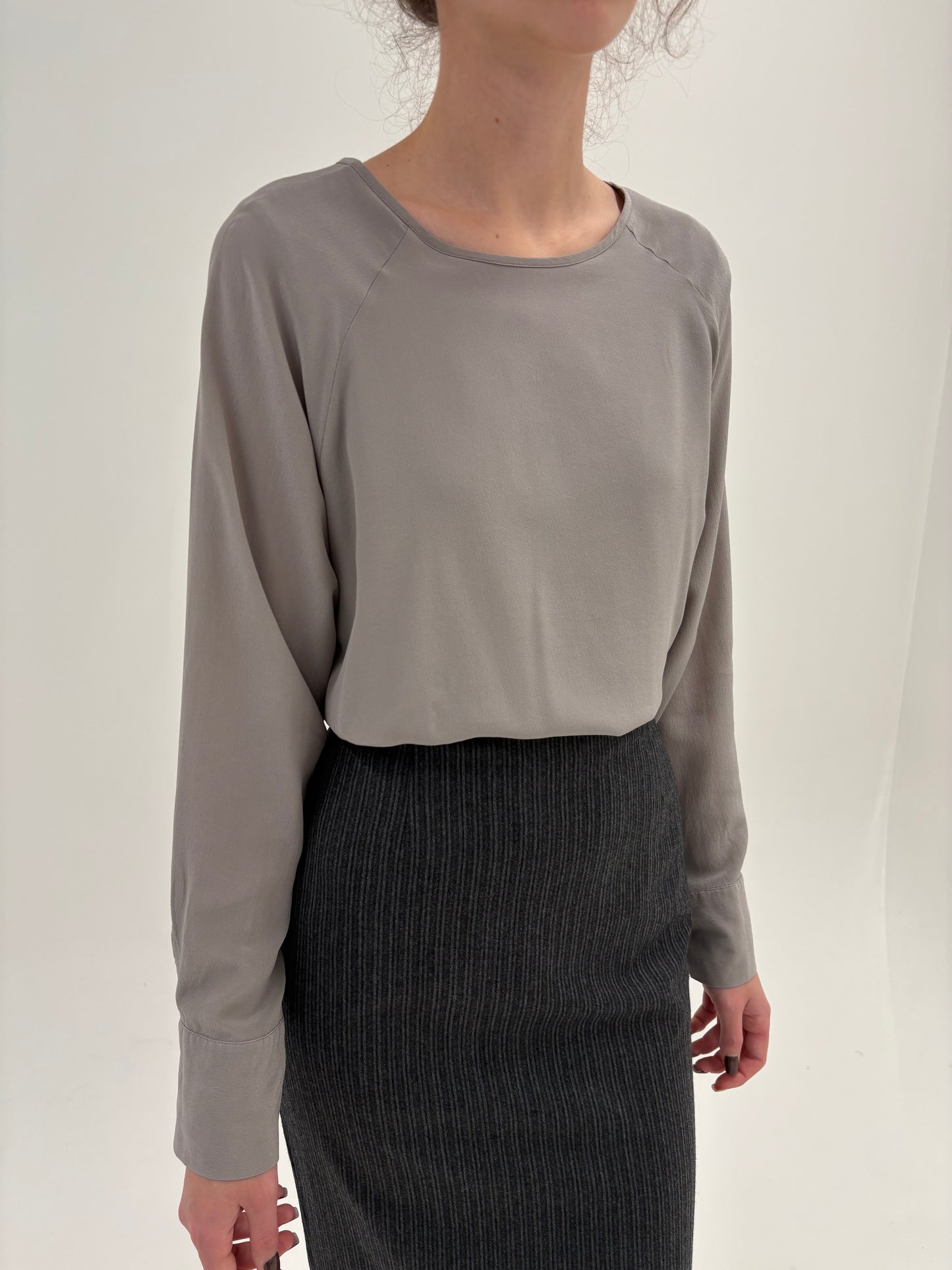 Bluză din mătase naturală silver grai în croi chic minimalist