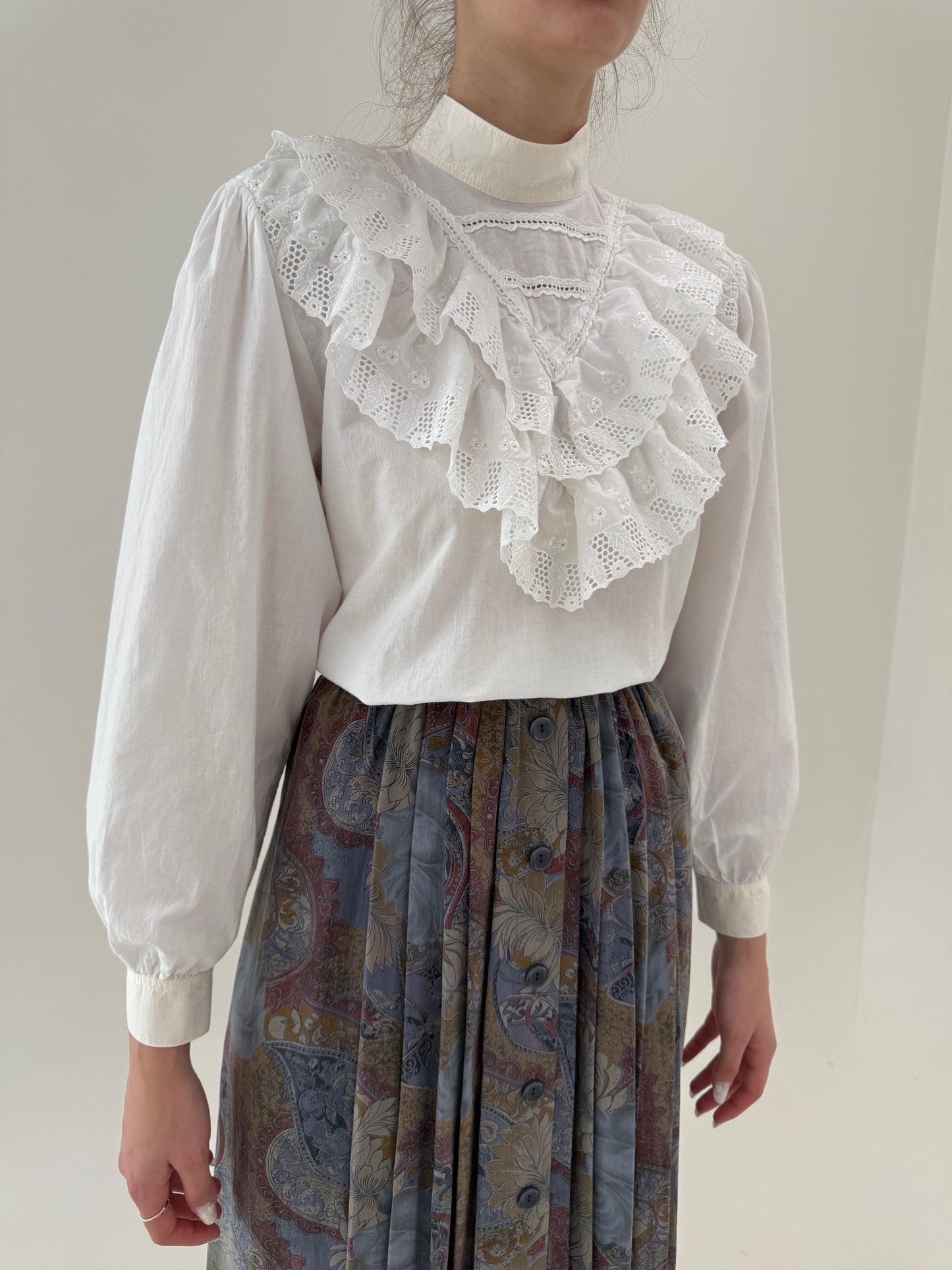Cămașa vintage cu volane și broderie anglaise
