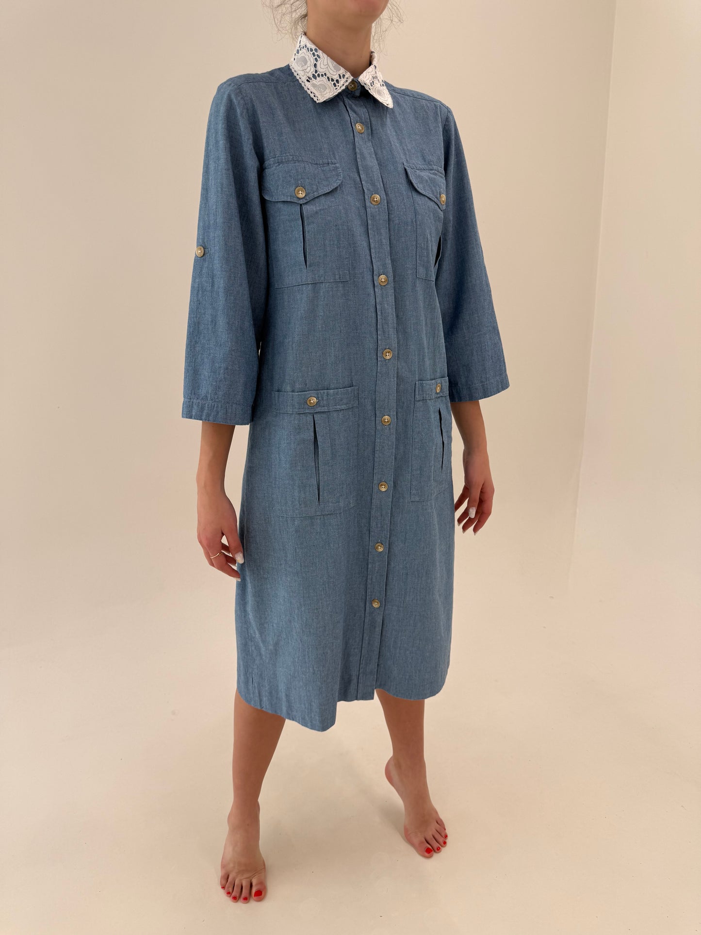Rochie jeans blue cu nasturi aurii și guler cu broderie anglaise manual