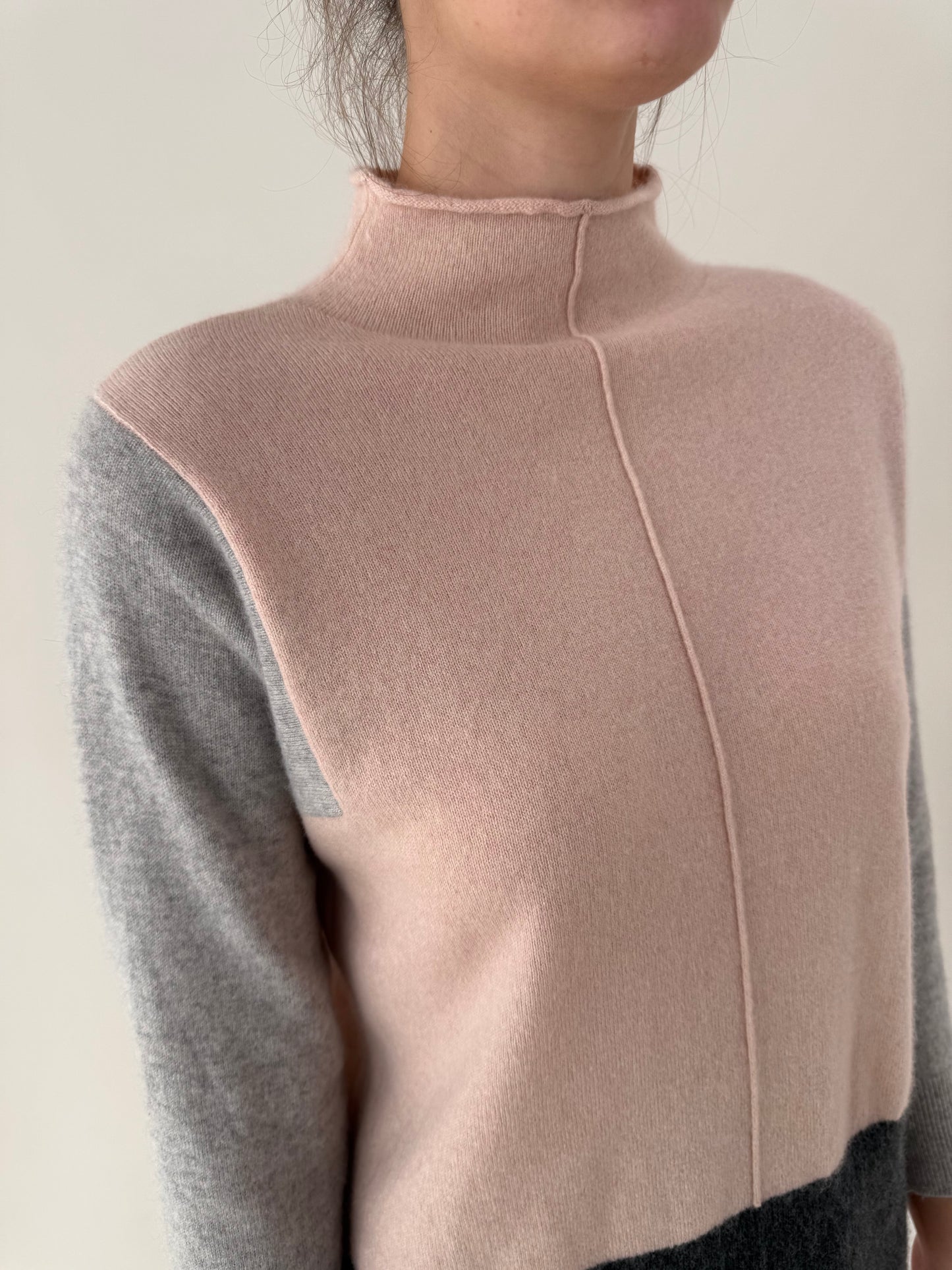 Maleta din cașmir colorblock în croi modern și culori pudrate