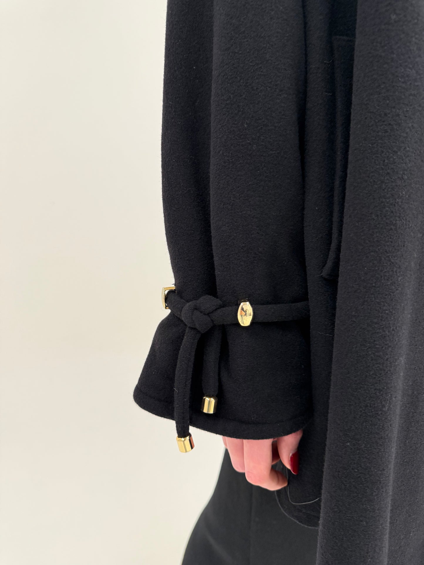 Palton negru tip capa din stofă excepțională ușor lucioasă de lana și cașmir