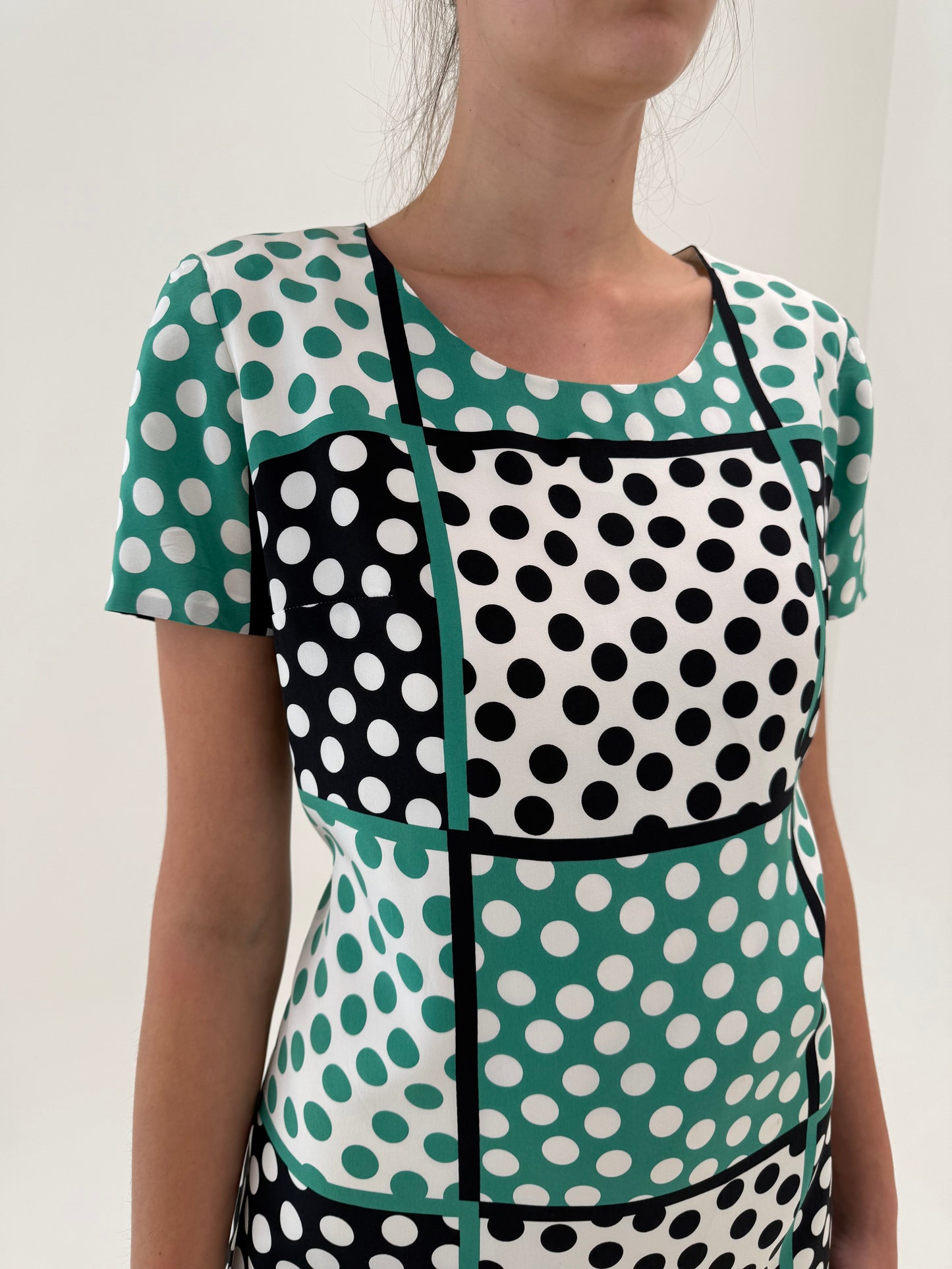 Rochie din twill de mătase naturală cu buline în croi clasic