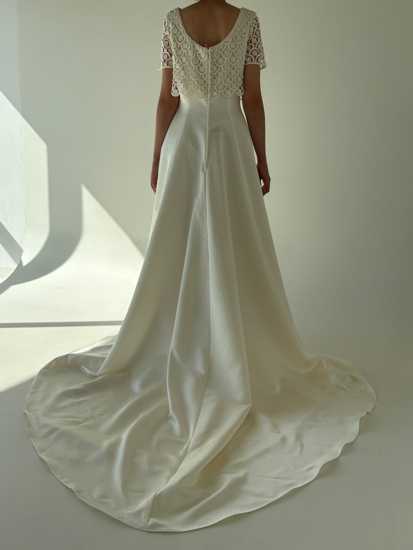 Rochie italiană de ceremonie cu trenă și dantelă macrame nouă cu eticheta