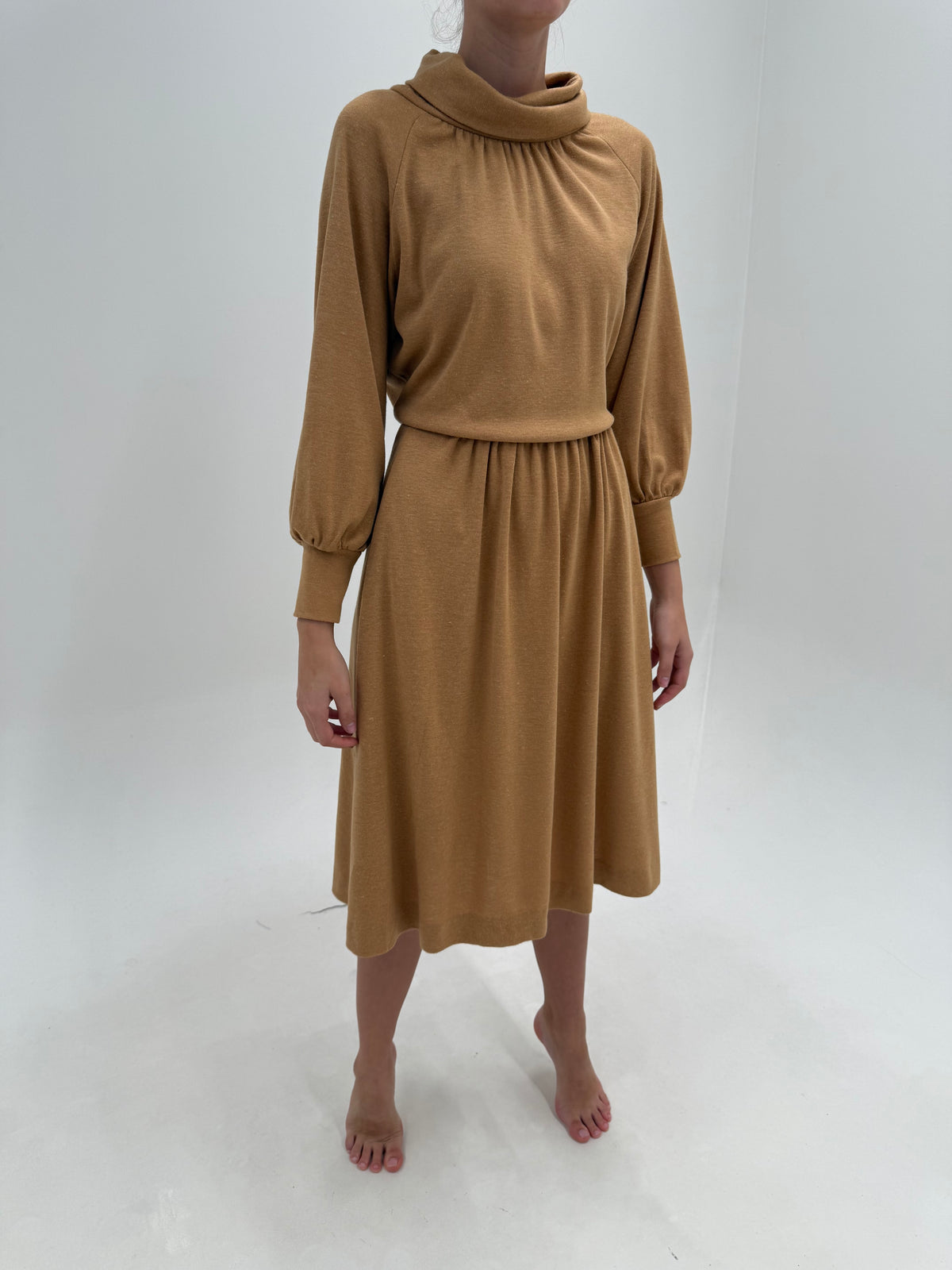 Rochie vintage camel din tricot dens de lana extrafina cu talie marcată și manșete