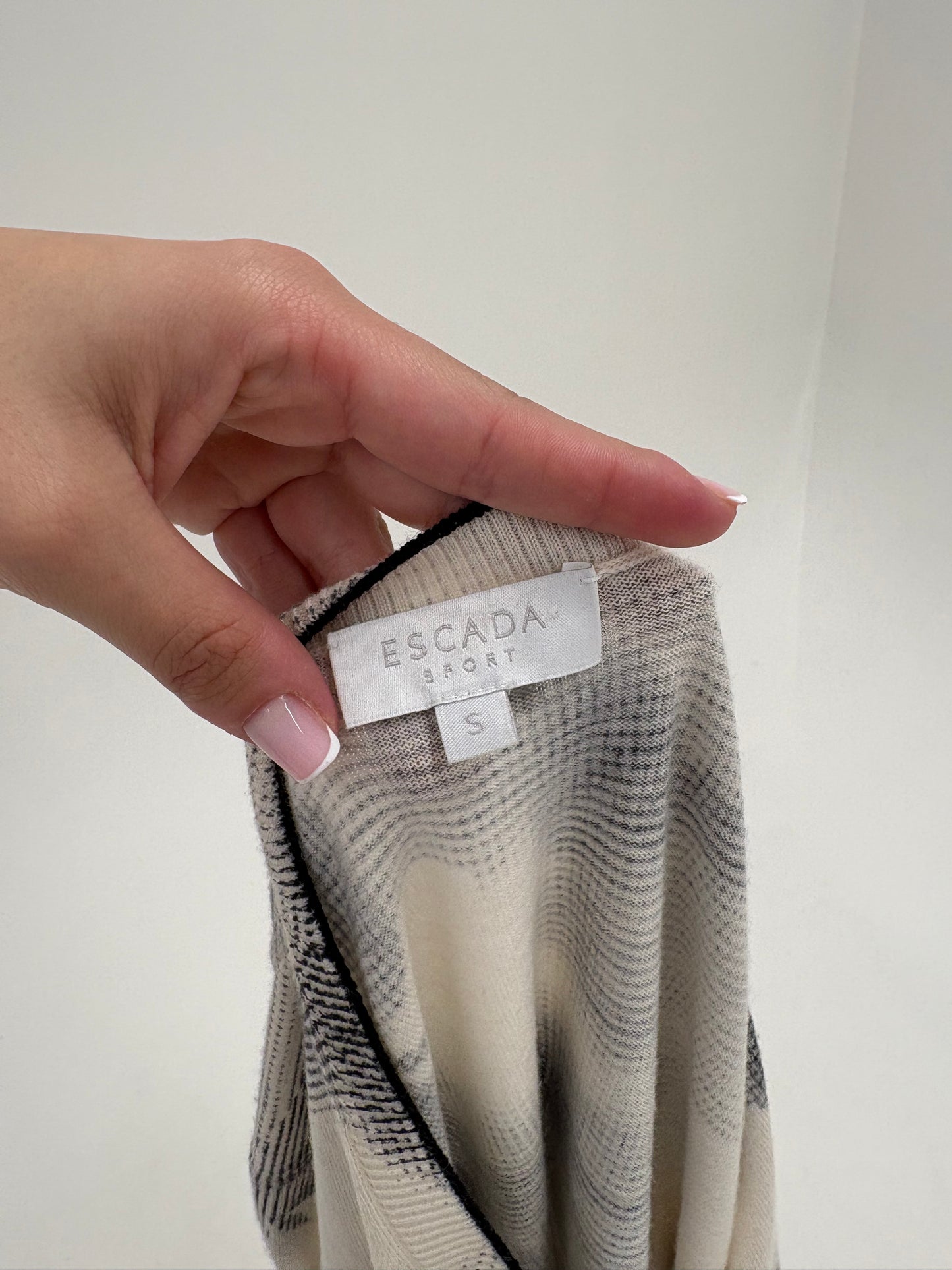 Cardigan Escada din lana extrafina cu aplicații manuale