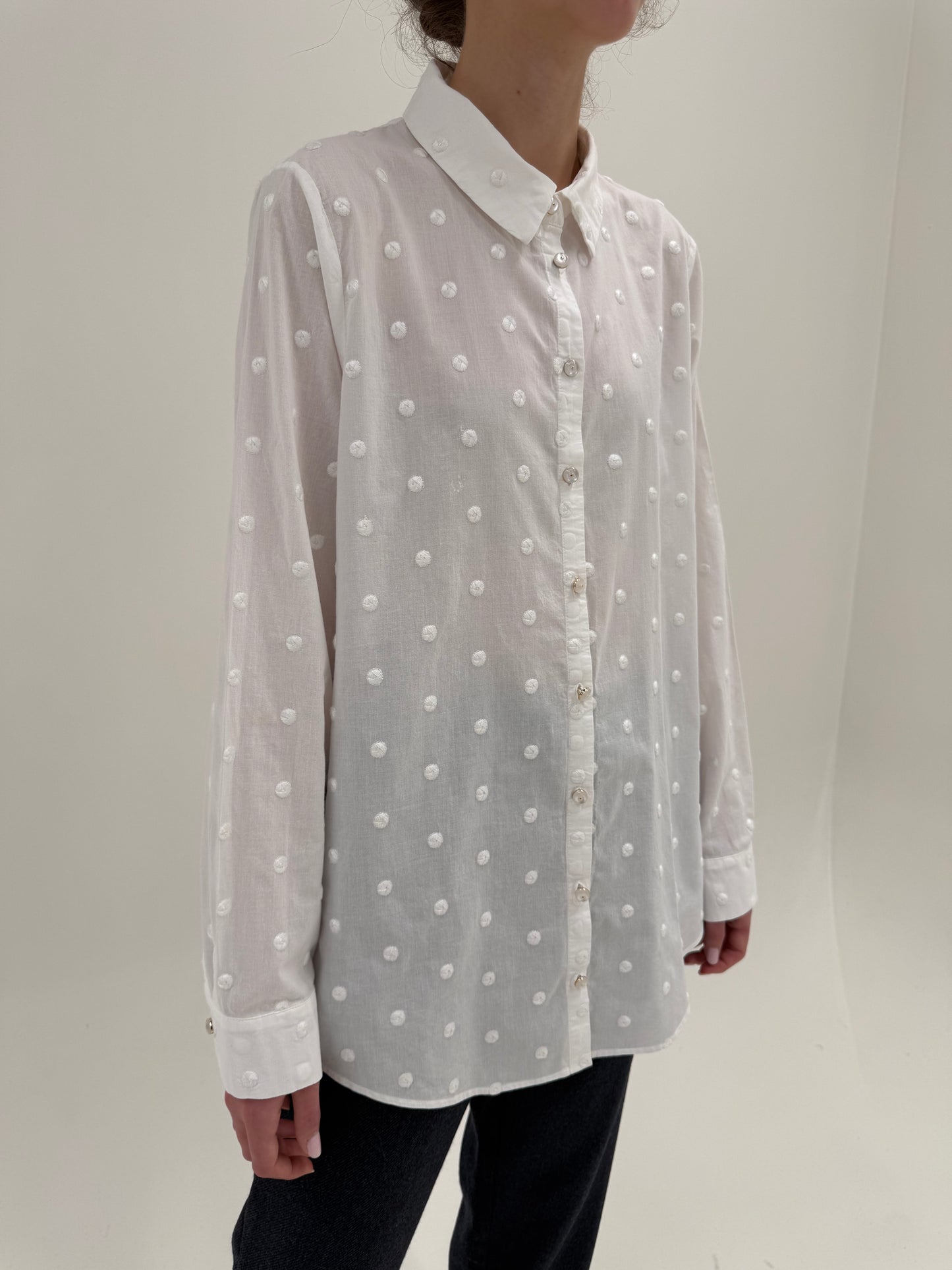 Cămașa premium albă în croi lejer integral cu buline brodate