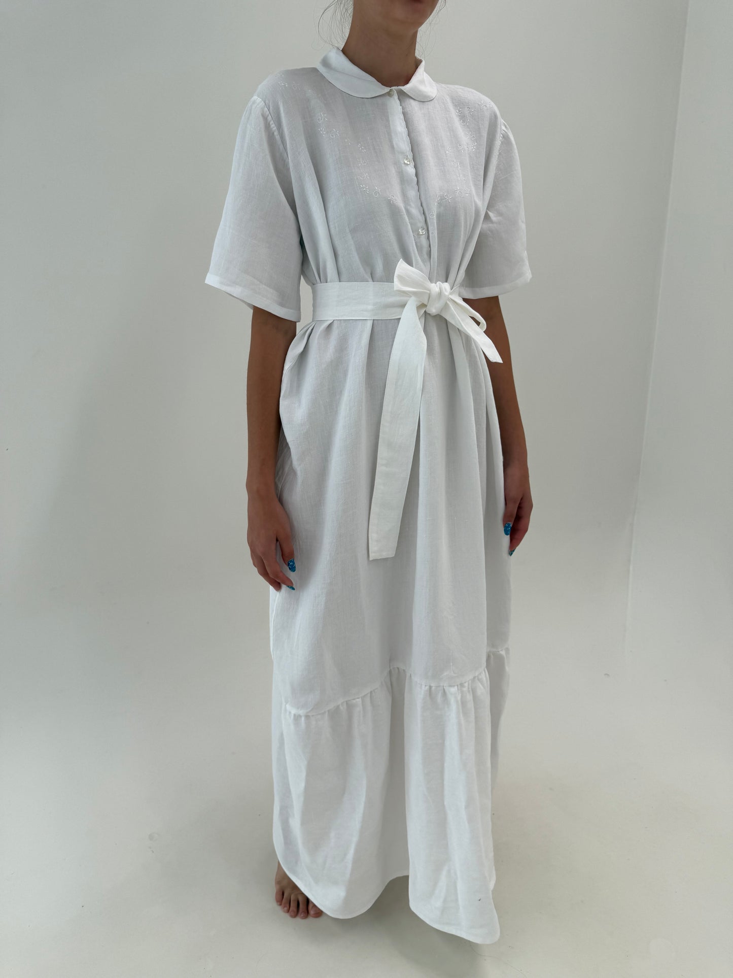Rochie maxi din in excepțional cu broderie manuală delicată și cordon