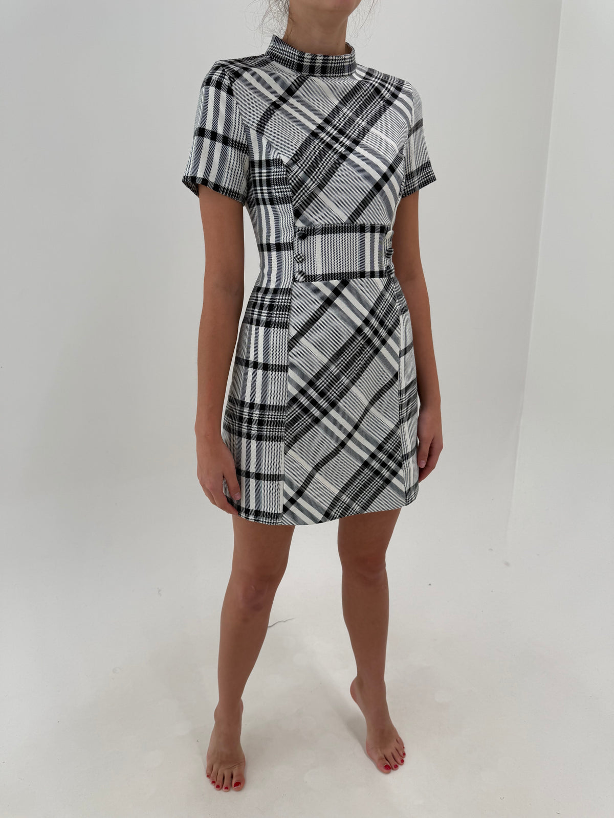 Rochie din stofita în carouri alb negru în croi de ani 60 mini