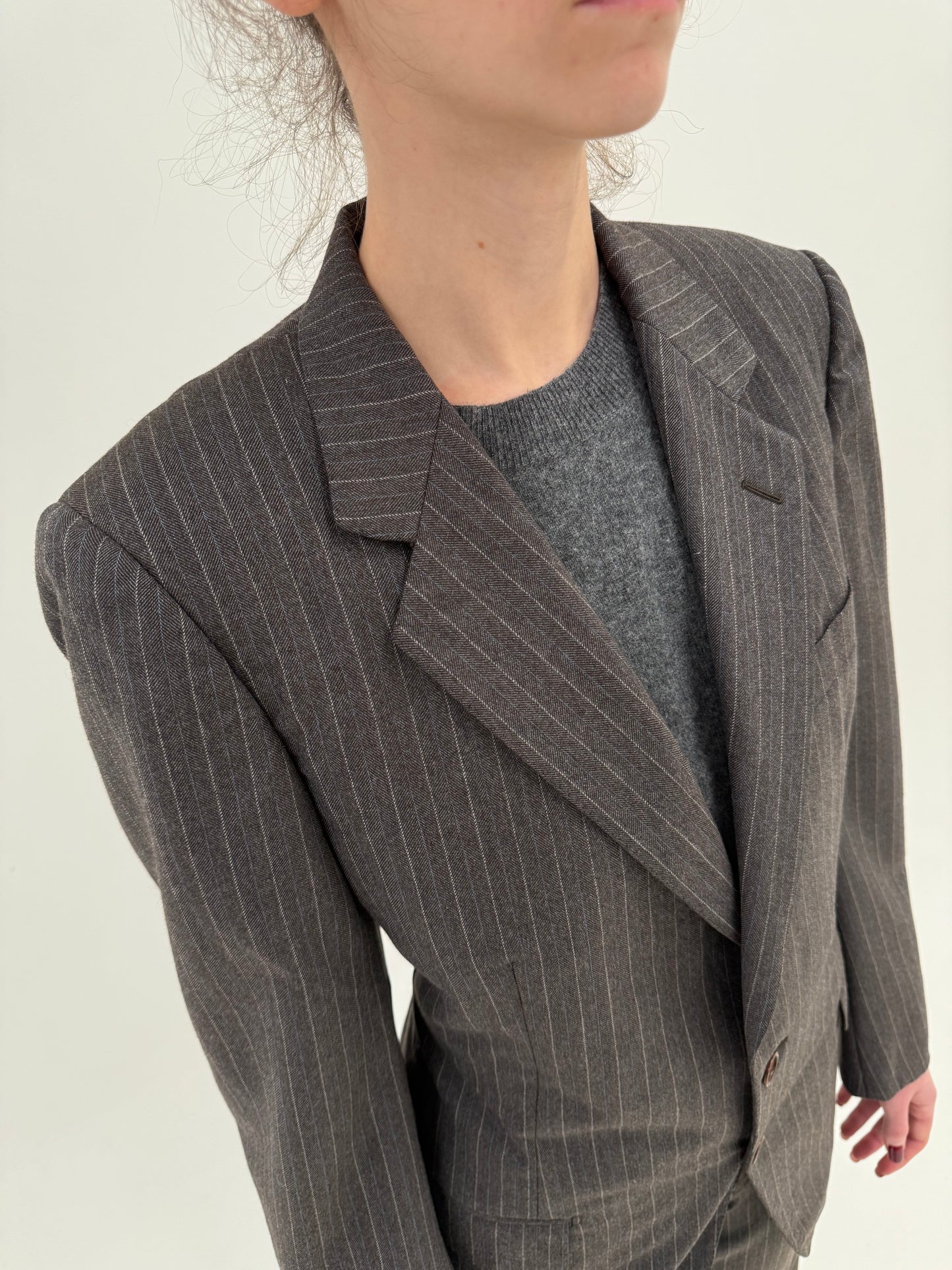 Costum high end italian din stofă luxury Cerutti taupe plină cu dungi fine verticale