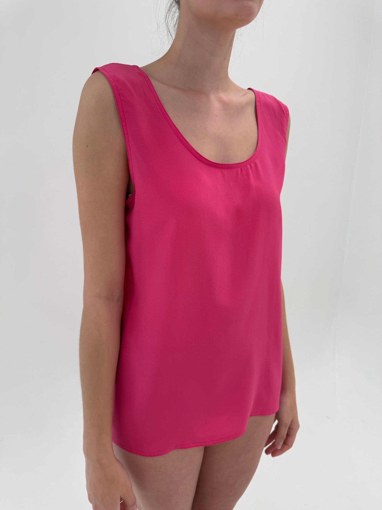Top Barbie Pink din mătase naturală în croi minimalist