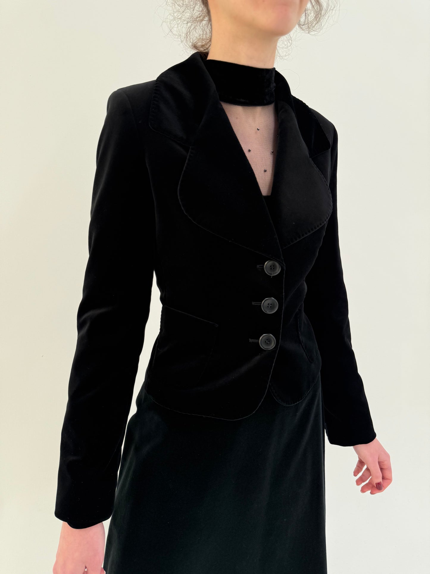 Sacou Max Mara negru cambrat din catifea cu revere rotunjite