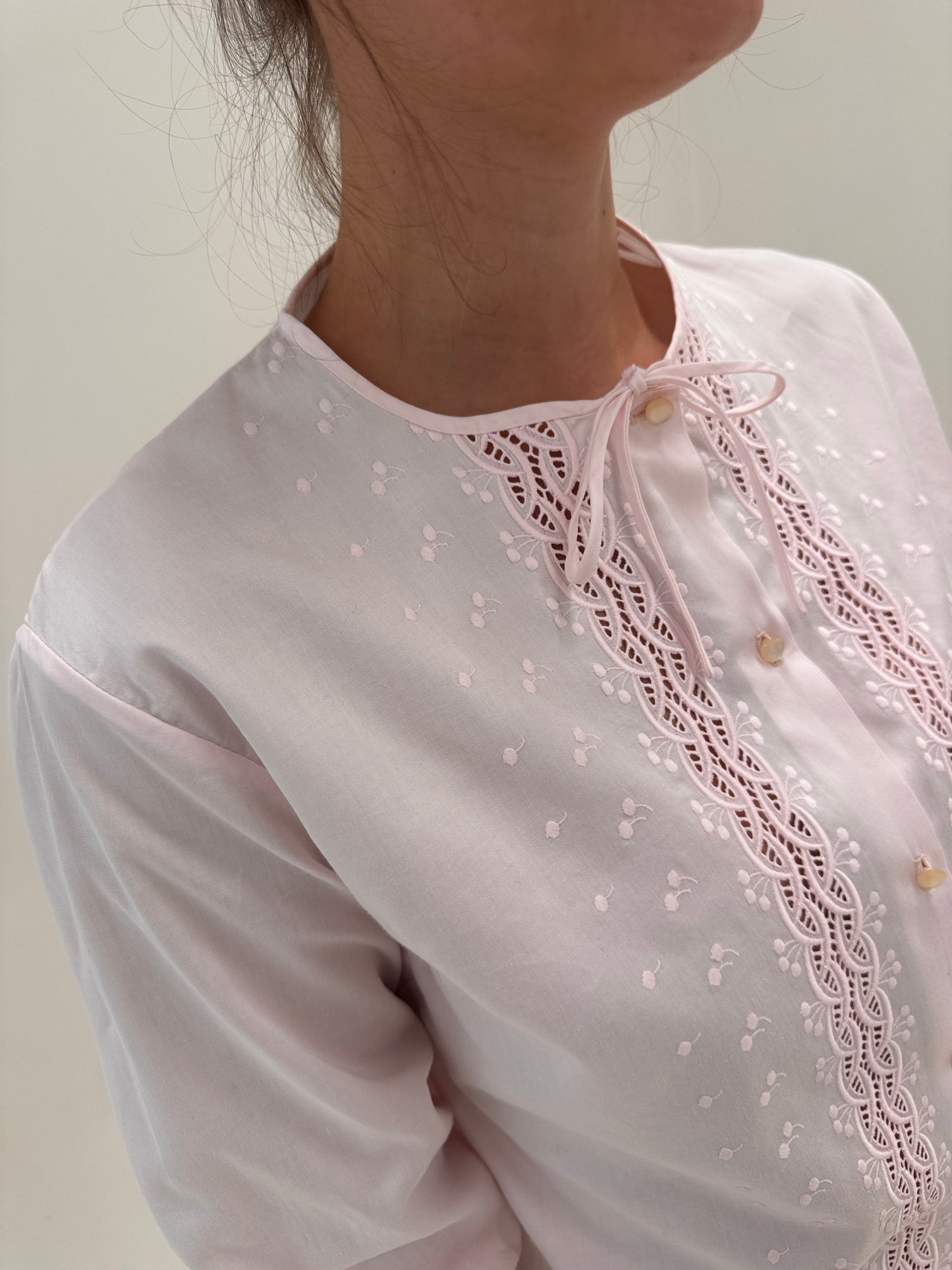 Cămașa vintage powder pink cu broderie din poplin ușor satinat premium