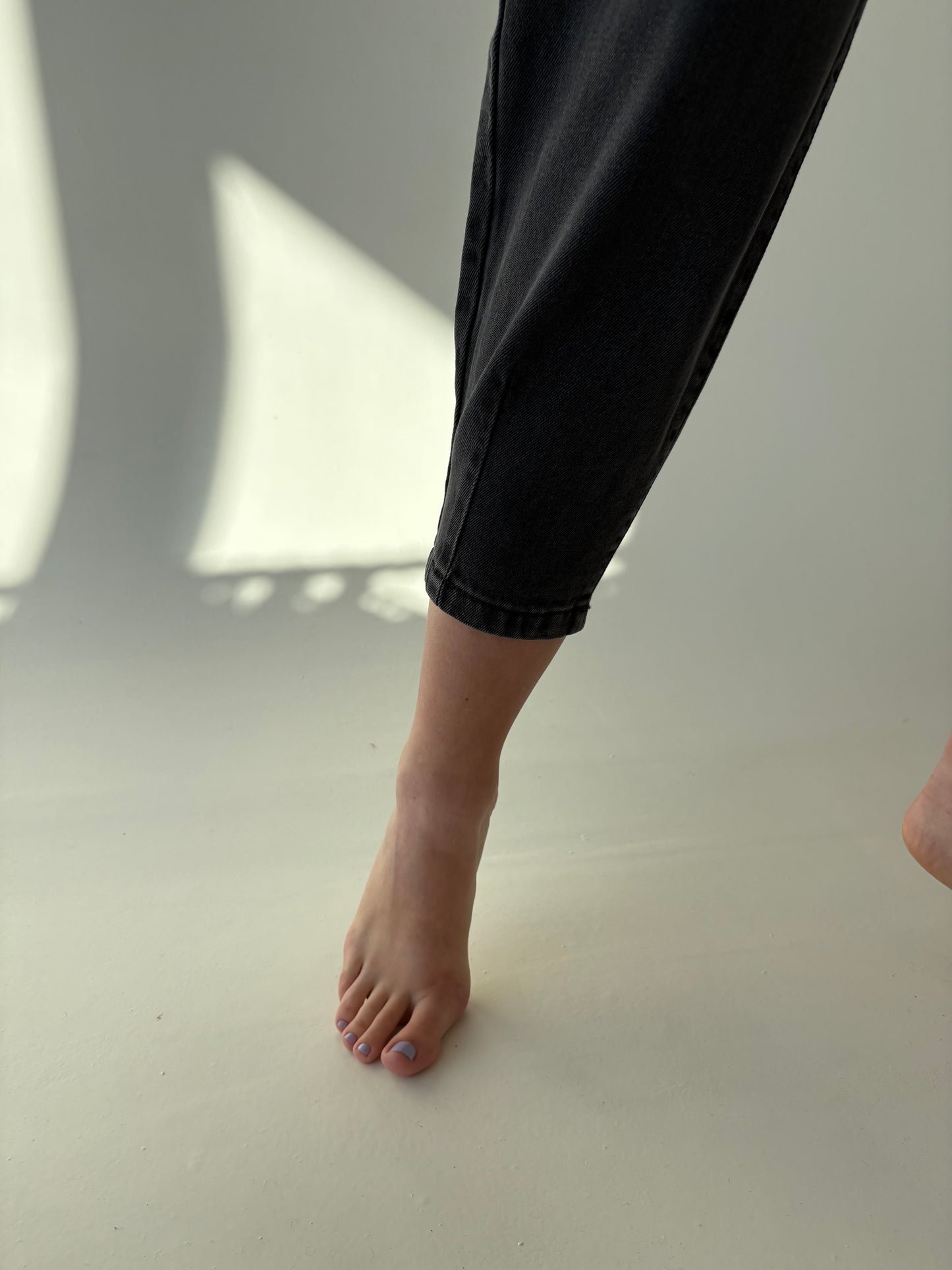 Jeans mom fit cu talie ultra înaltă și pense în croi baloon