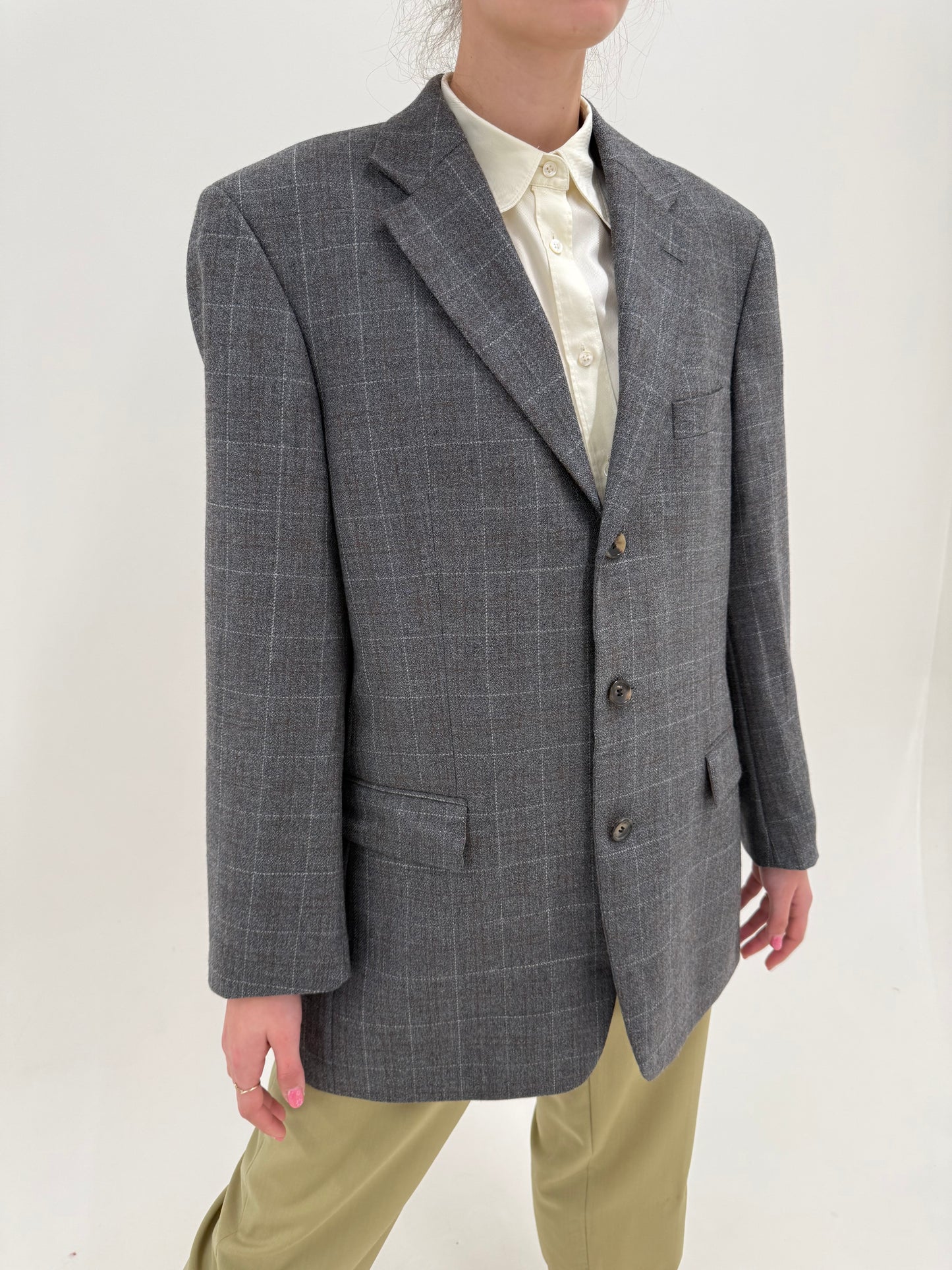 Sacou steel gray Hugo Boss în carouri fine și croi actual