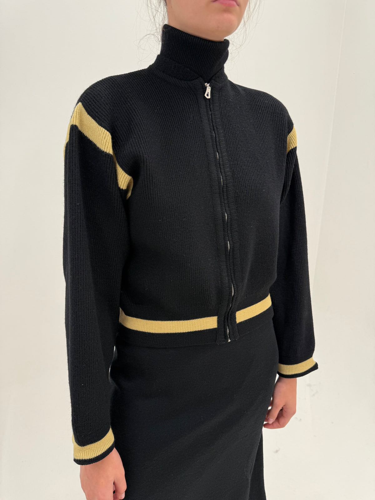 Jacheta excepțională neagră din lana plină ribbed în croi Bomber retro modern