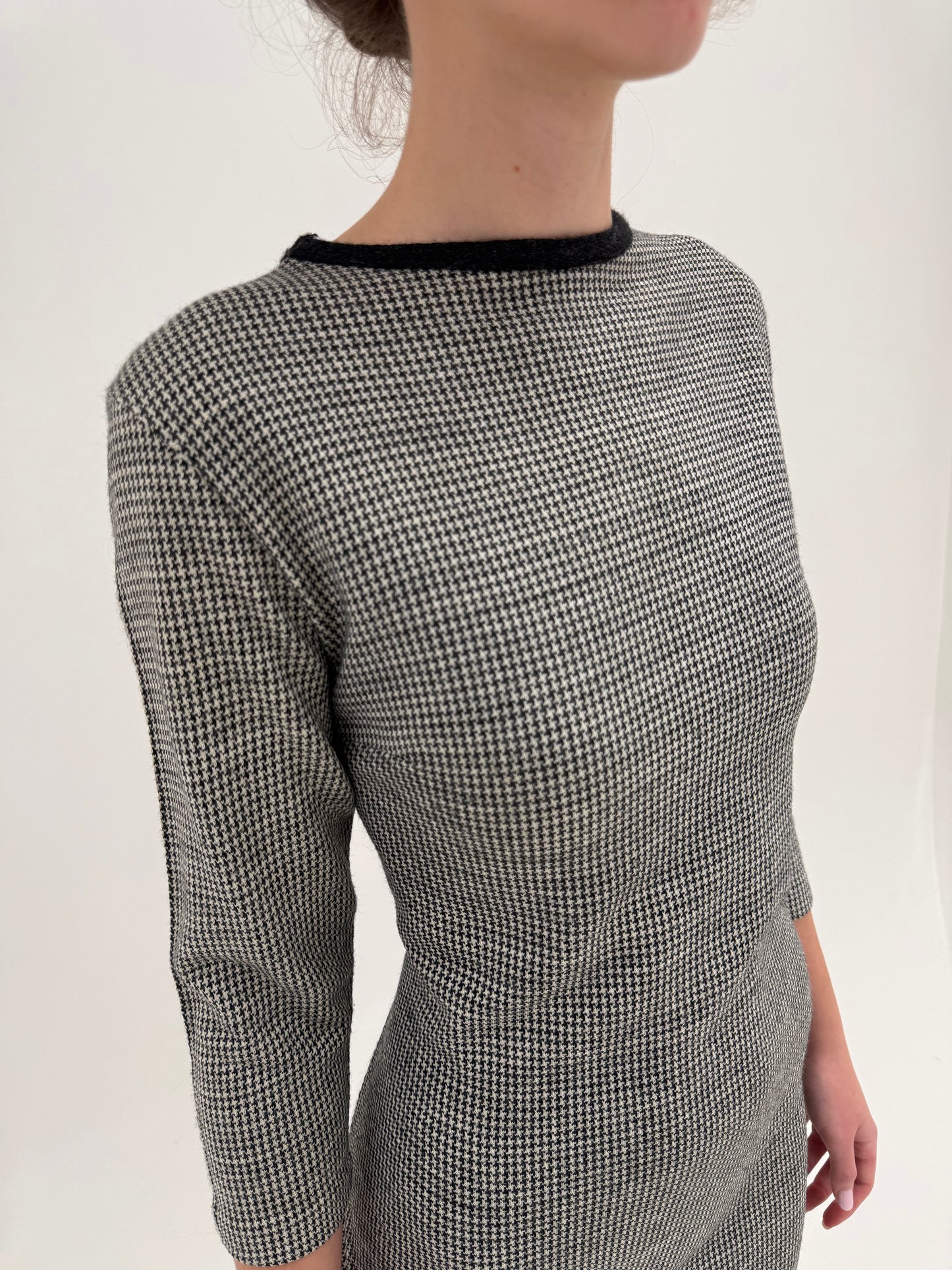 Rochie Old vintage body-skimming anii 60 din tricot de lana extrafina