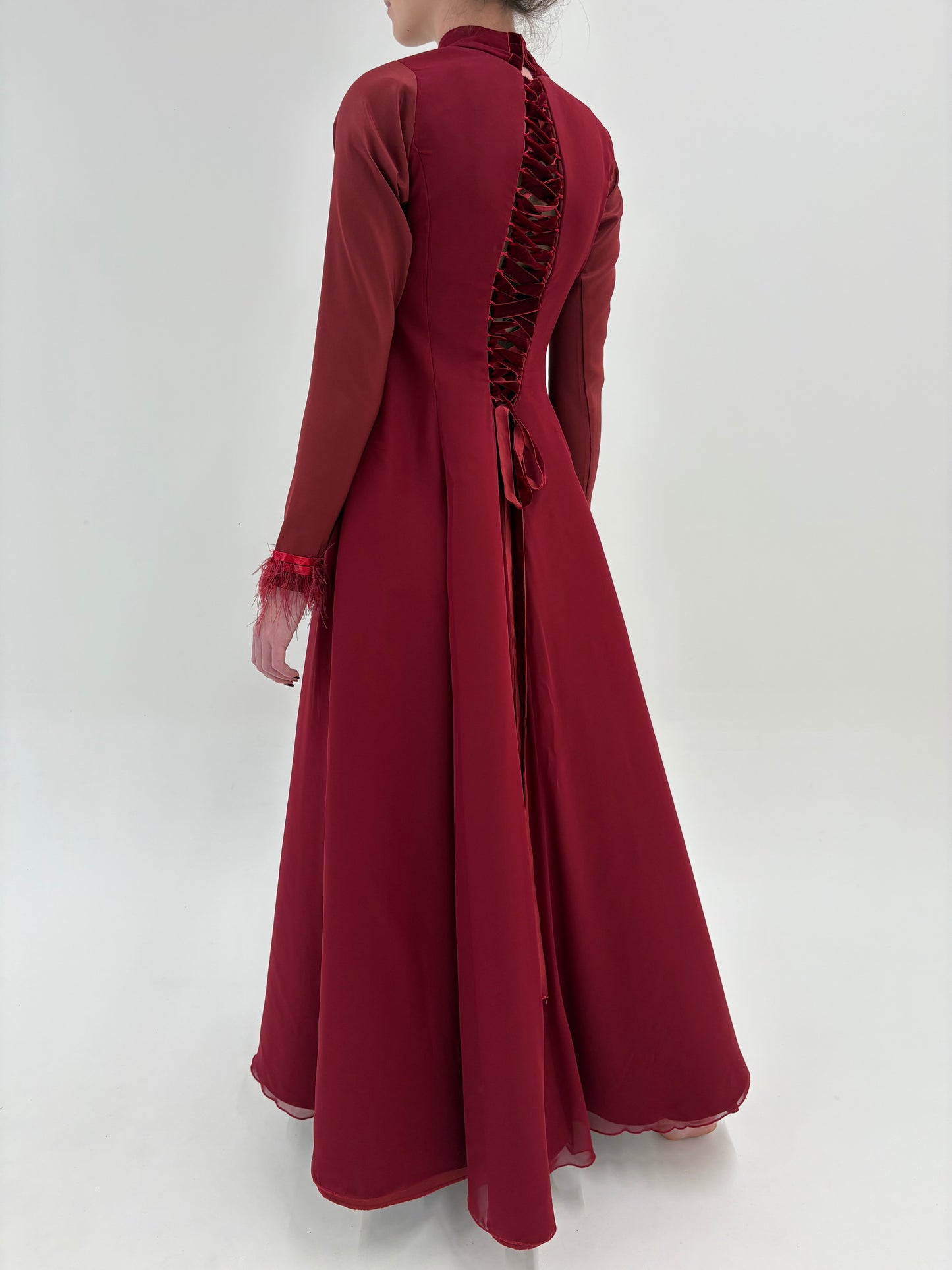 Rochie maxi burgundy de seară cu talie ultra înaltă și pene naturale cu spate reglabil