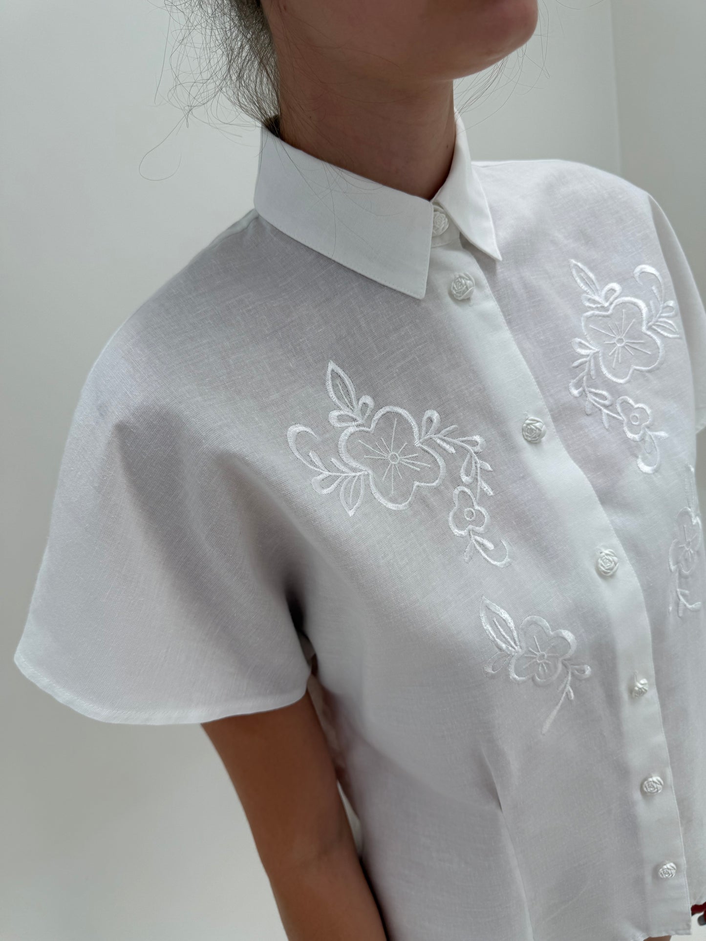 Cămașa din pânză fină de in în croi chic cu broderie