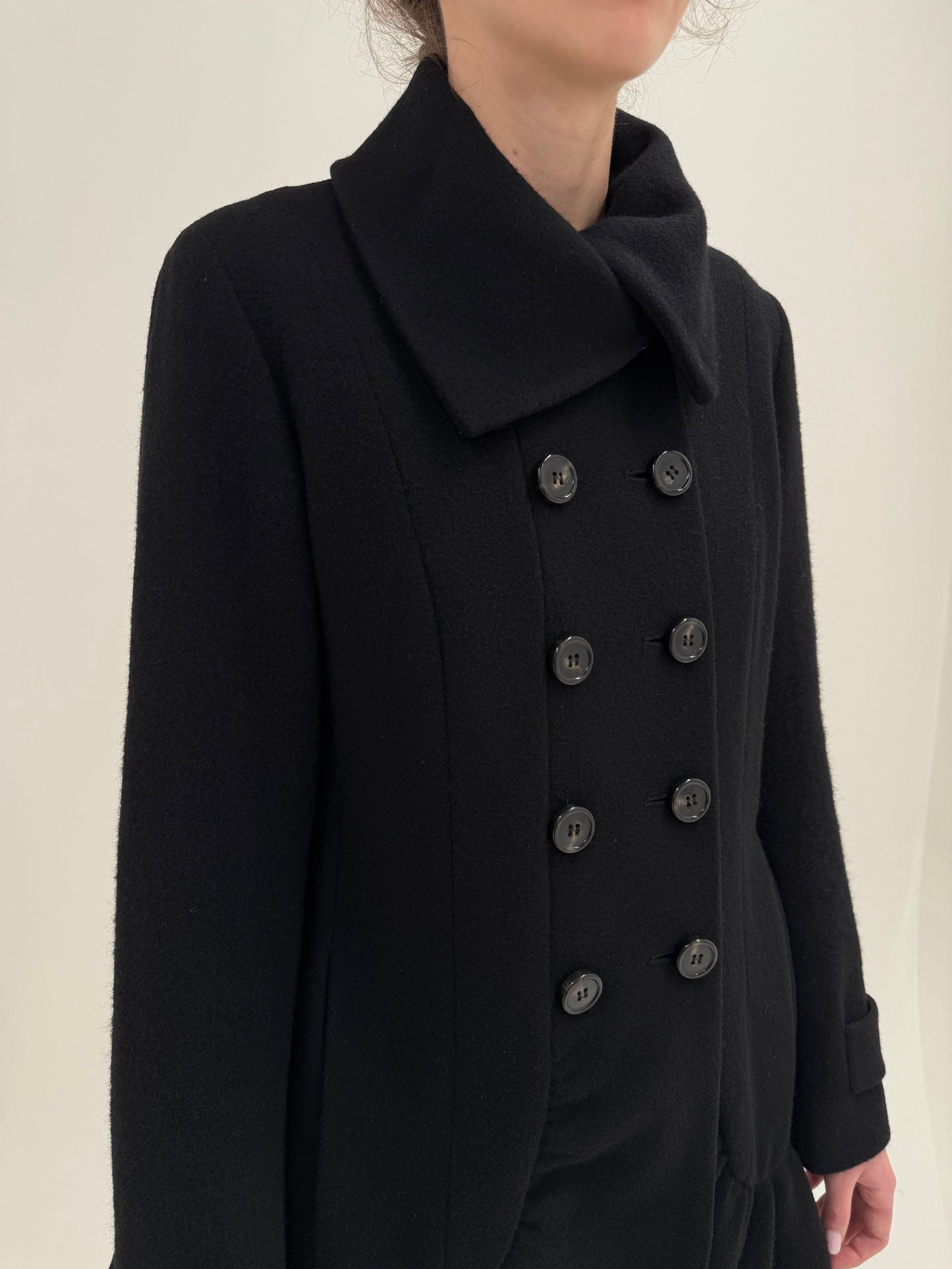 Palton Max Mara negru din lana extrafina în croi deosebit