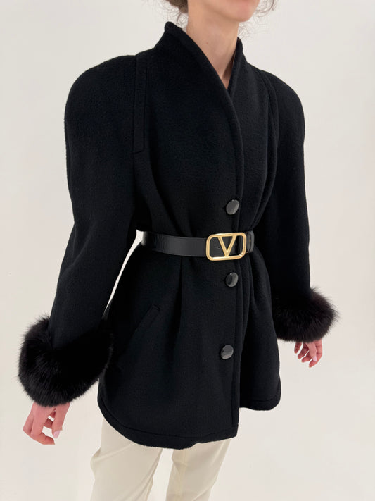 Palton negru italian cu blană naturală de vulpe la mâneci în croi tip capa