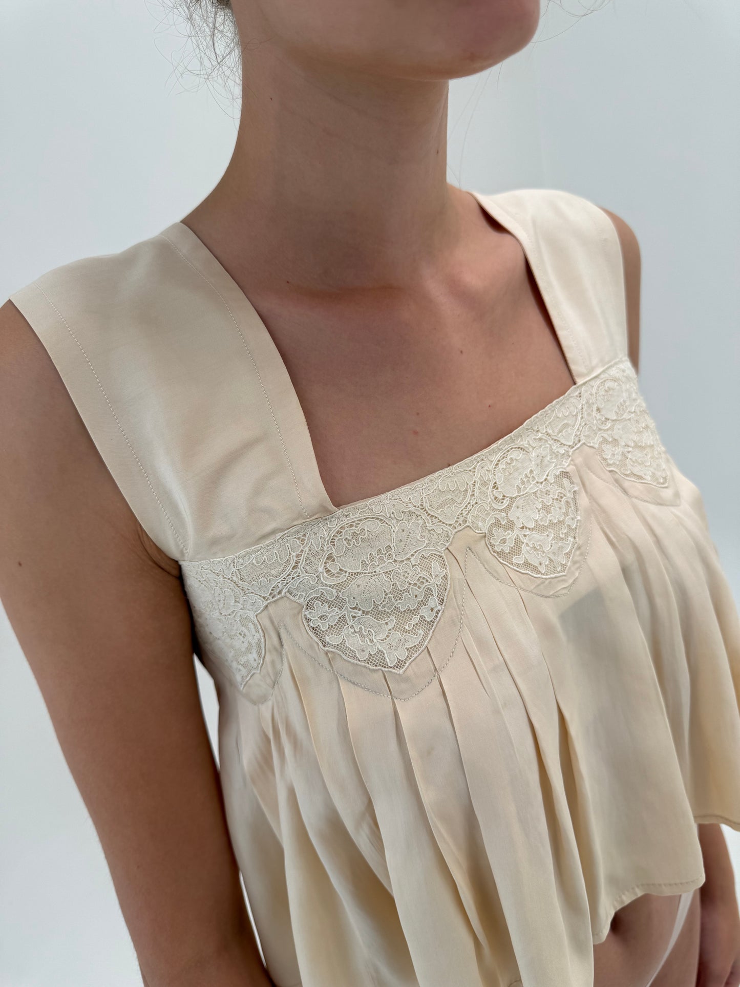 Top old vintage superb din mătase naturală ivoire cu dantelă chantily