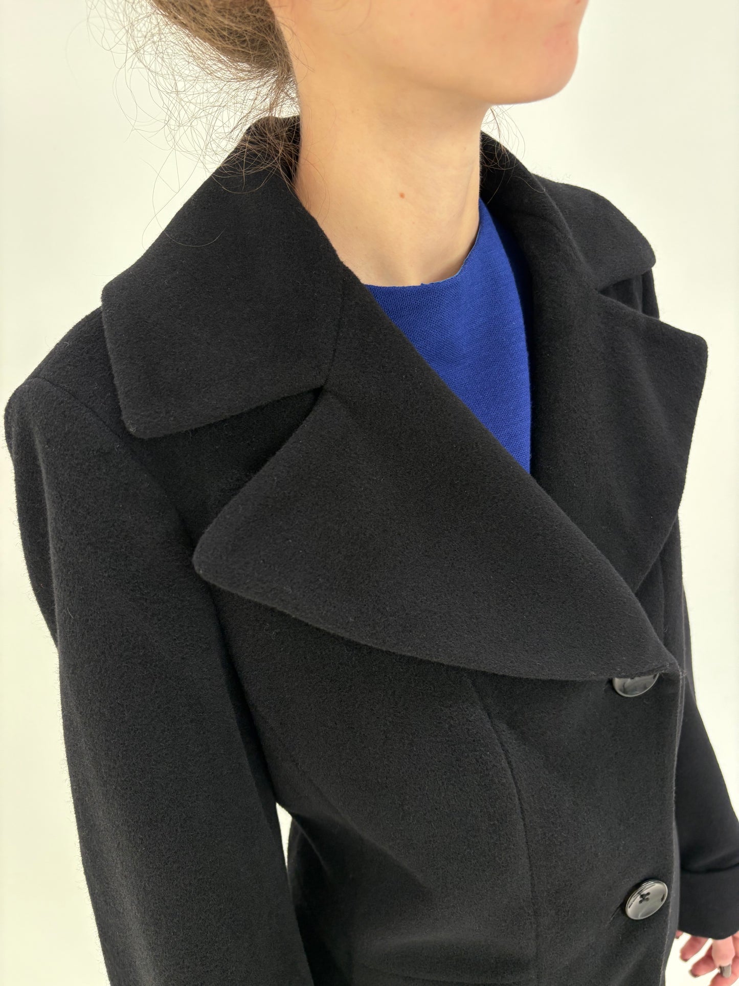 Jacheta cambrata neagră din stofă de lana cu cașmir pufoasă și groasă