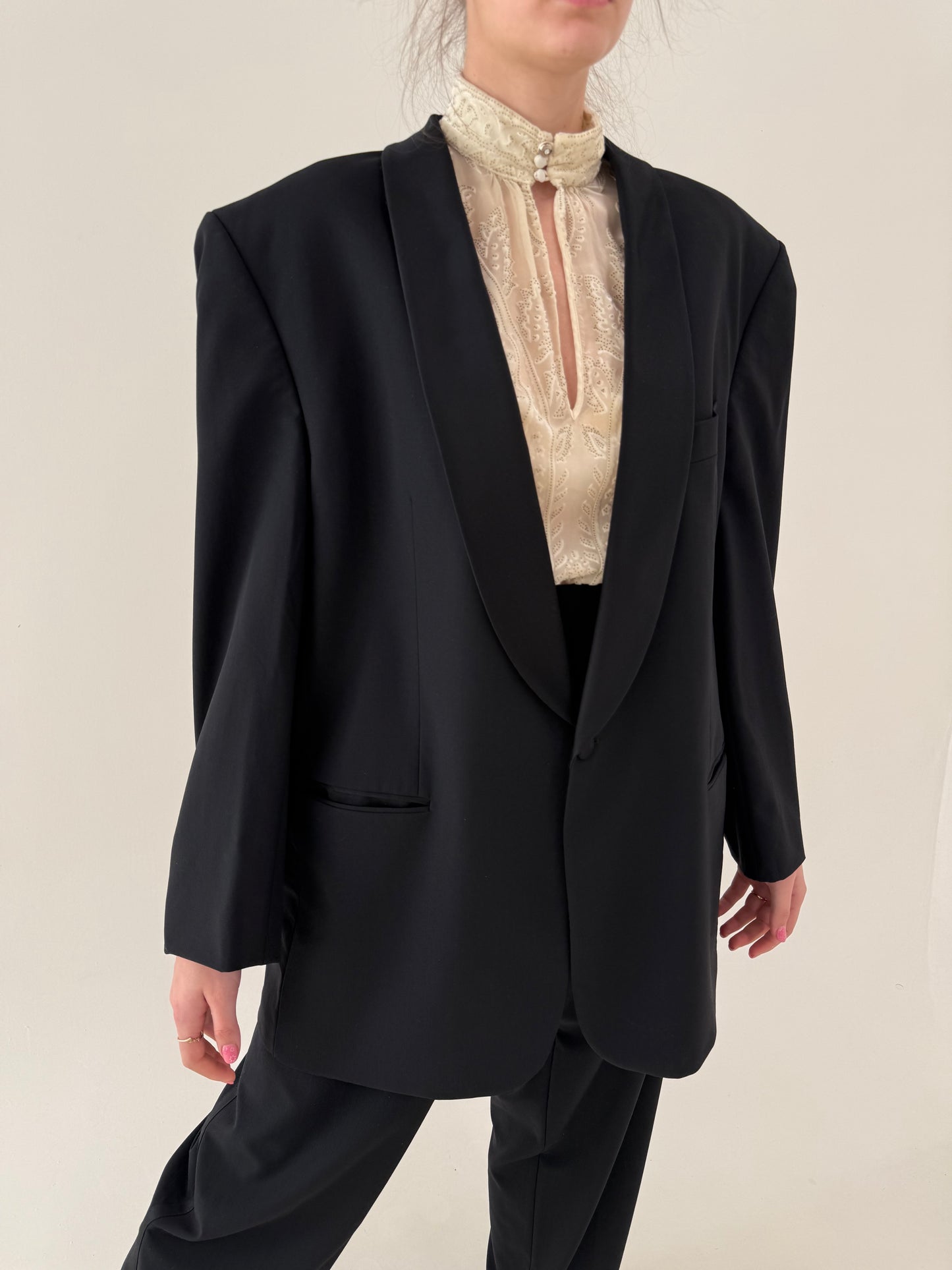 Costum luxury vintage Pierre Cardin cu revere satinate din lanita subțire