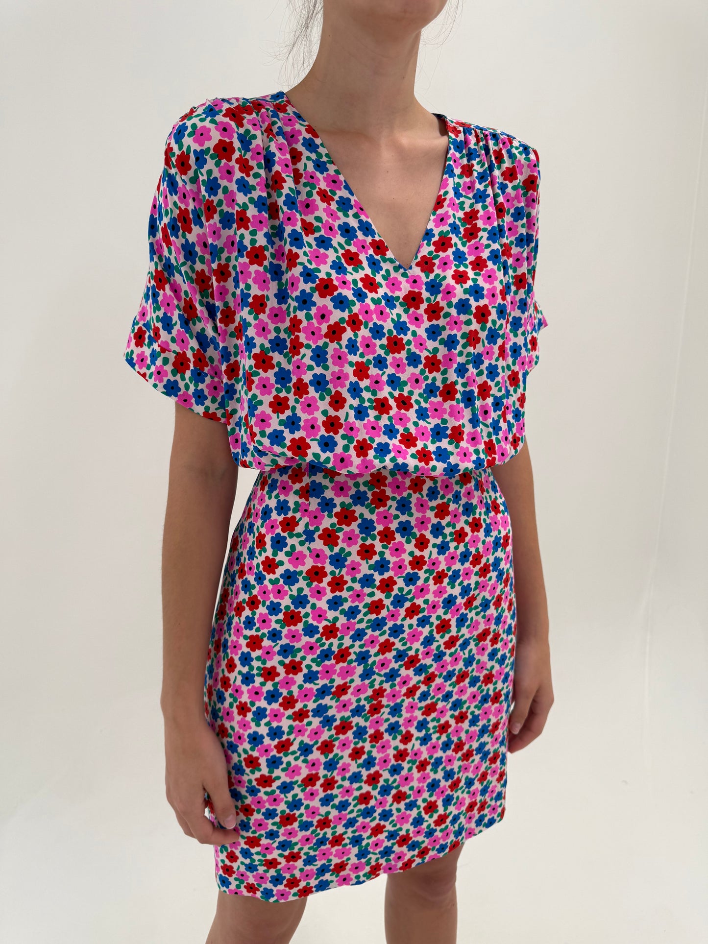 Rochie din mătase naturală cu print fucsia și albastru regal cu bust drapat