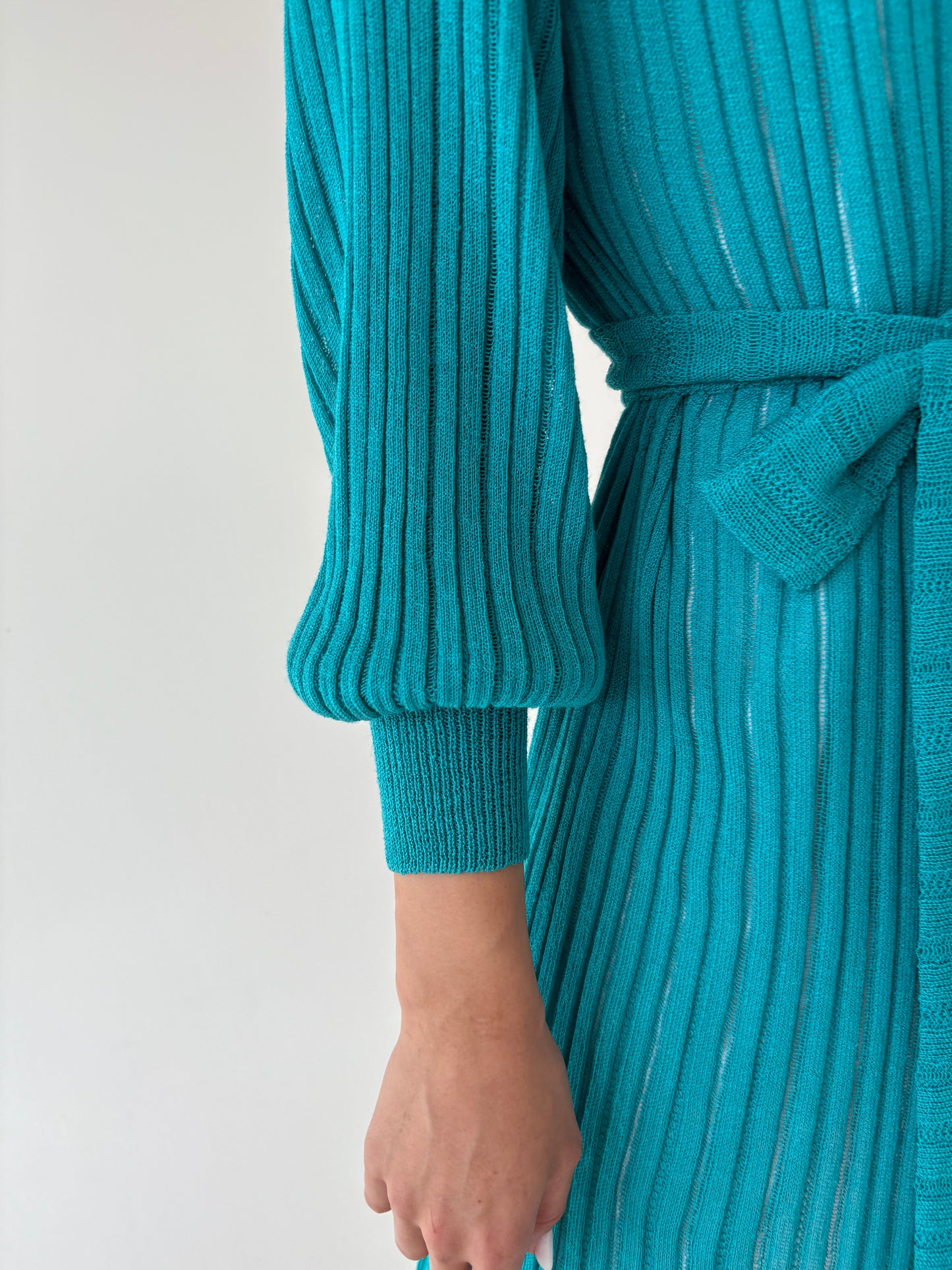 Rochie vintage turcoaz din jerse plisat cu talie marcată reglabile și manșete înalte