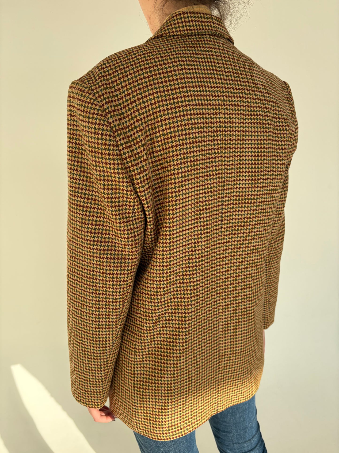Sacou camel cu închidere dublă în carouri din tweed moale de lana