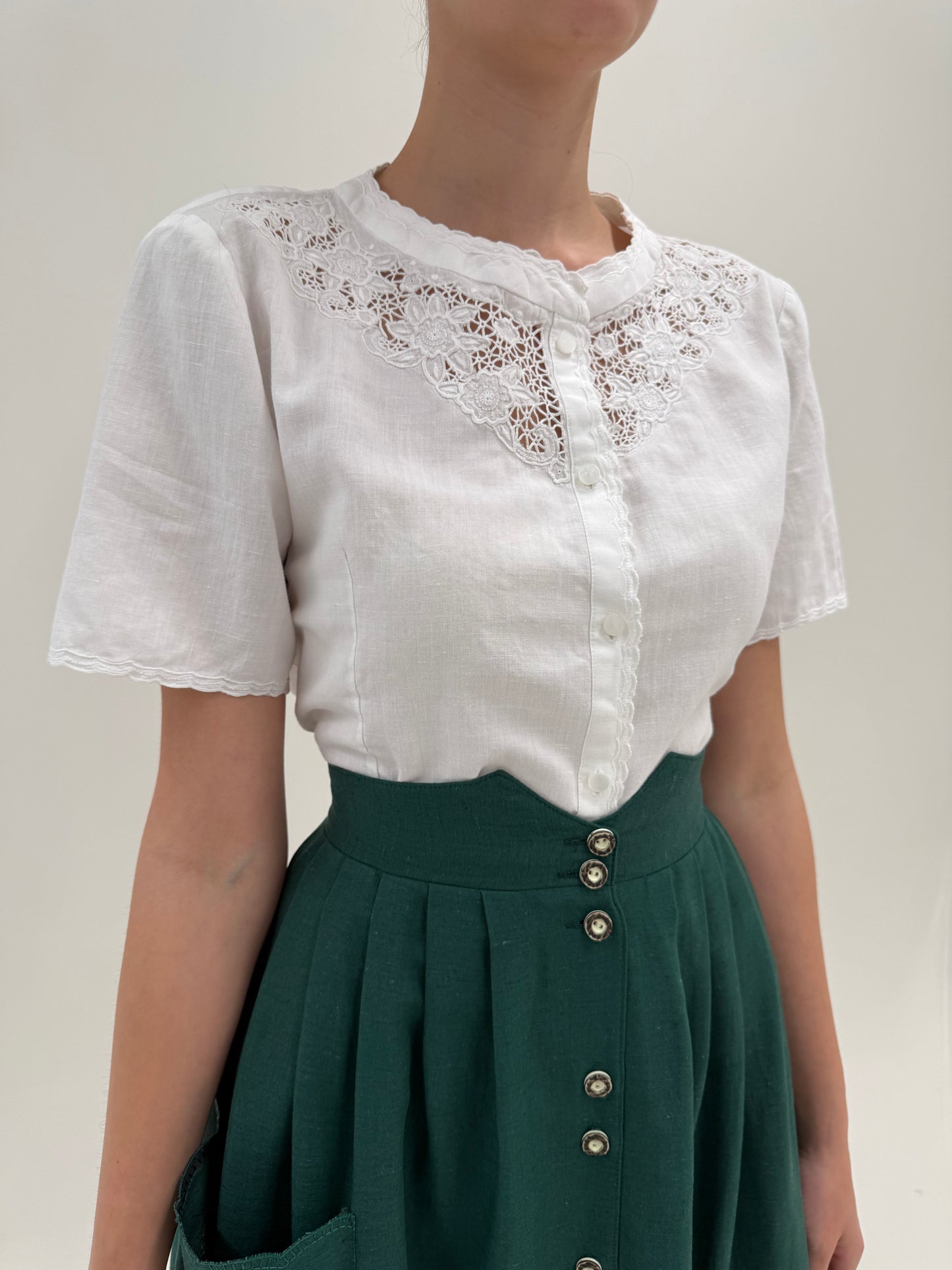 Cămașa bijterie din în cu broderie manuală excepțională în croi ușor cambrat