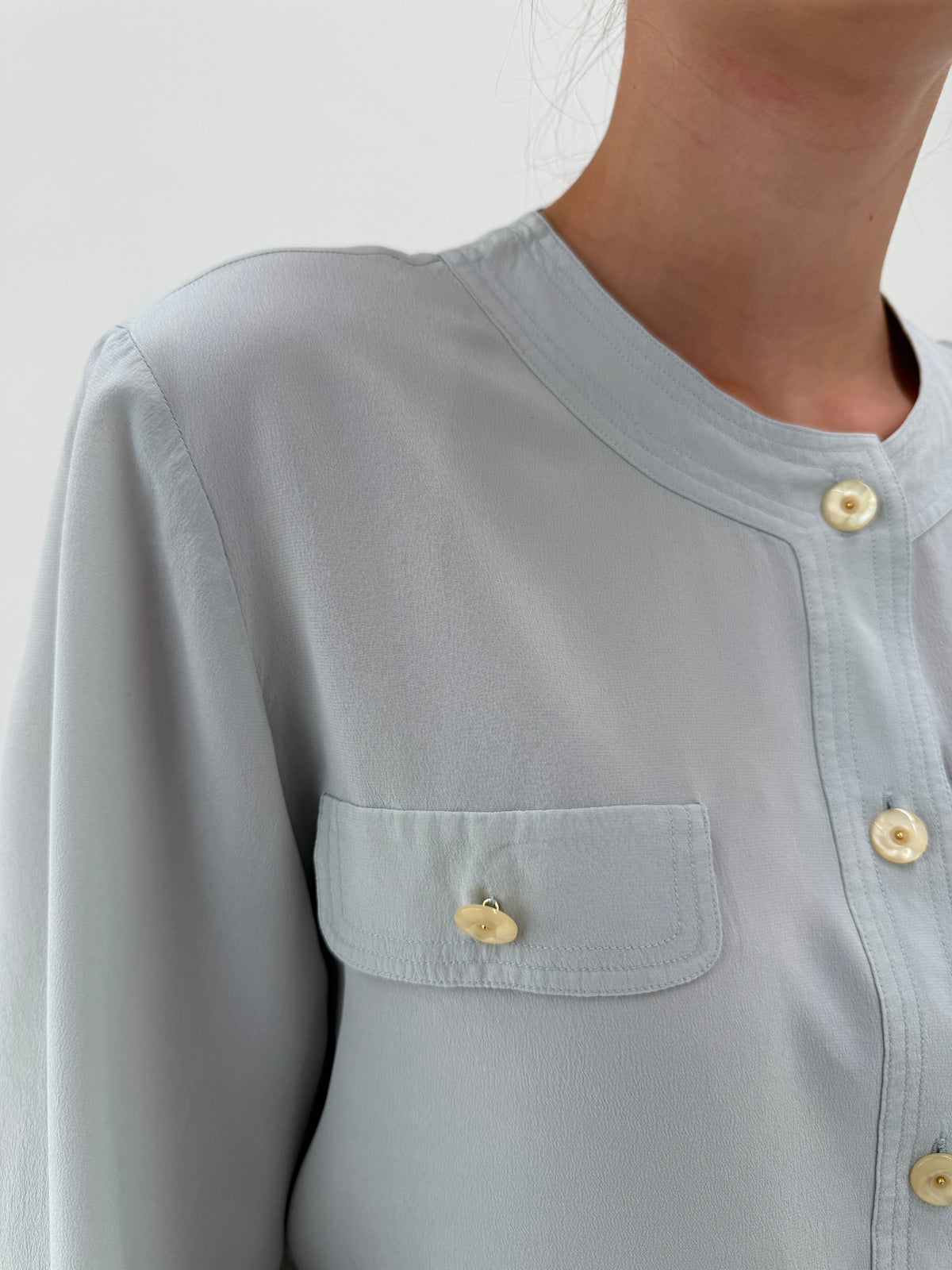 Cămașa italiana baby blue din mătase naturală în stil Chanel
