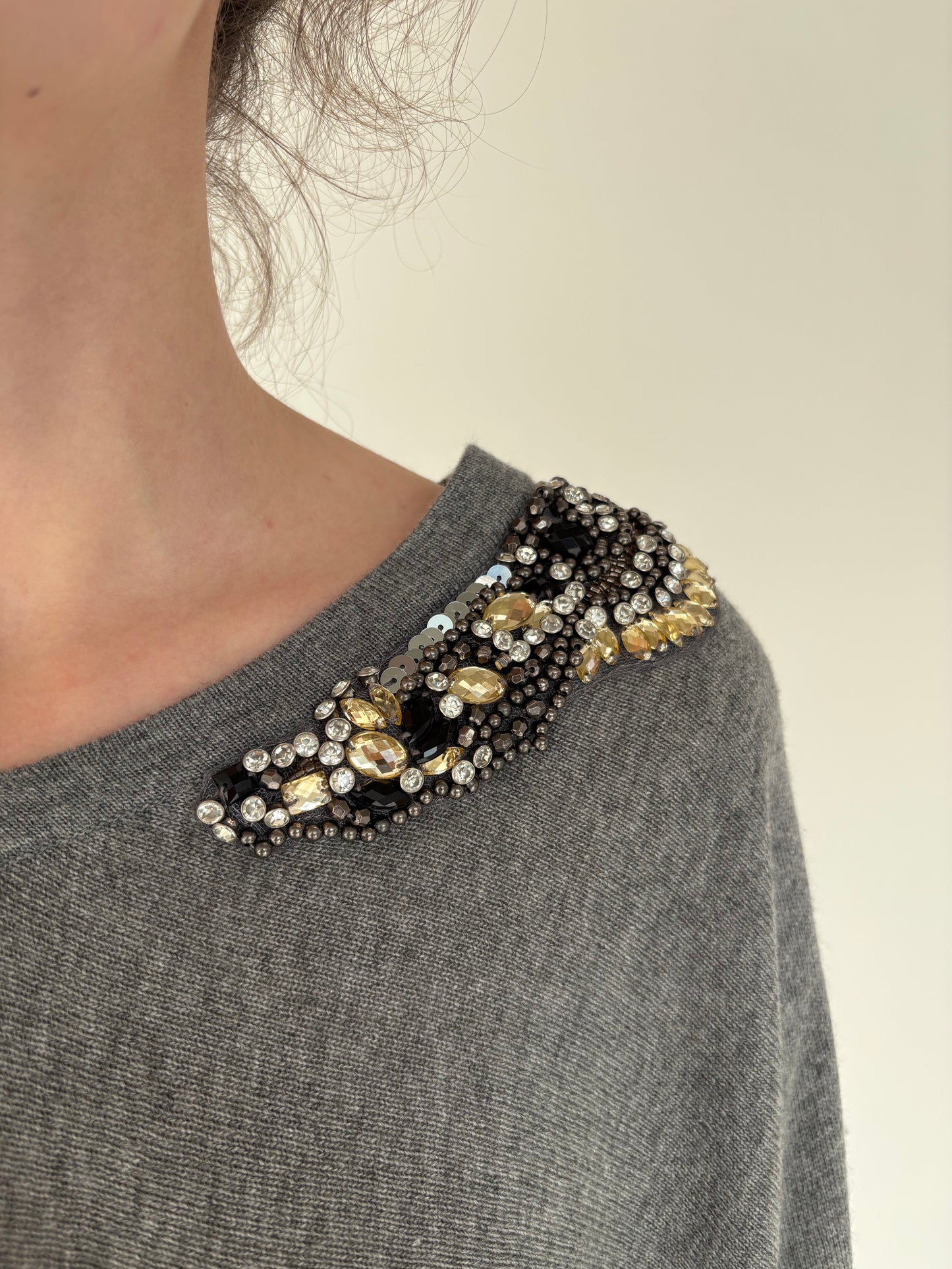 Pulover în croi tip capa din lana merino extrafina cu aplicații