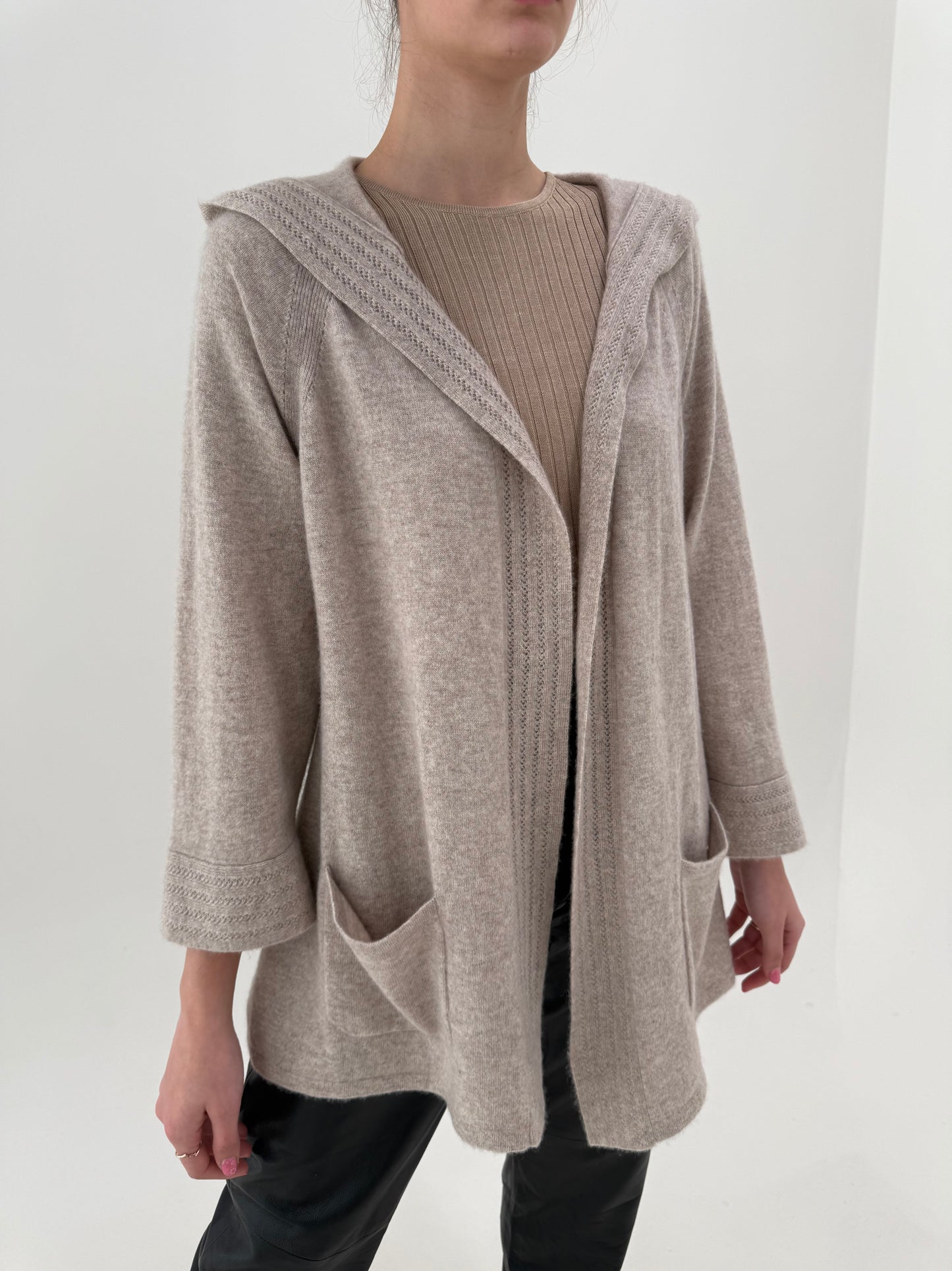 Cardigan nude cu glugă din cașmir în croi lung cu mânecă reglabilă din manșetă