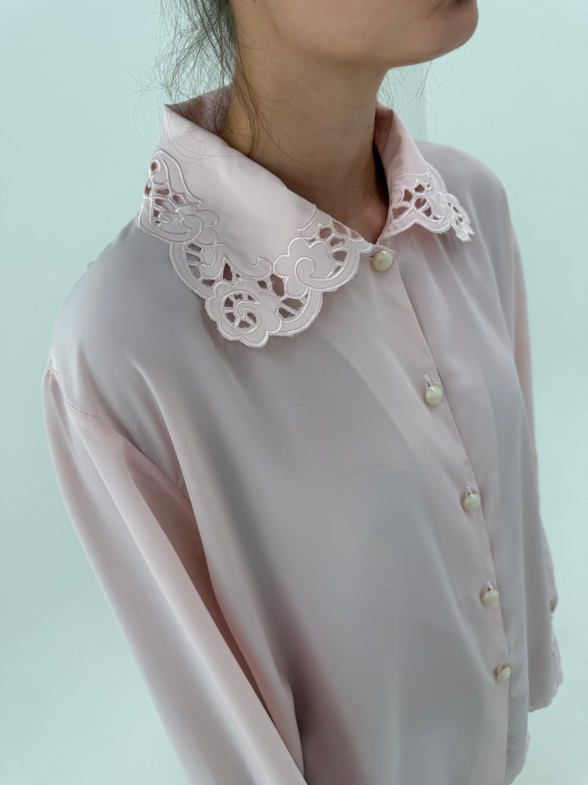 Cămașa vintage powder pink cu broderie și guler supradimensionat