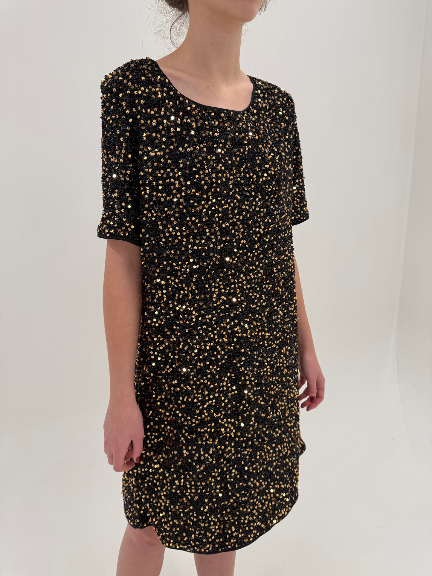 LBD de seară confort cu paiete aurii în croi lejer