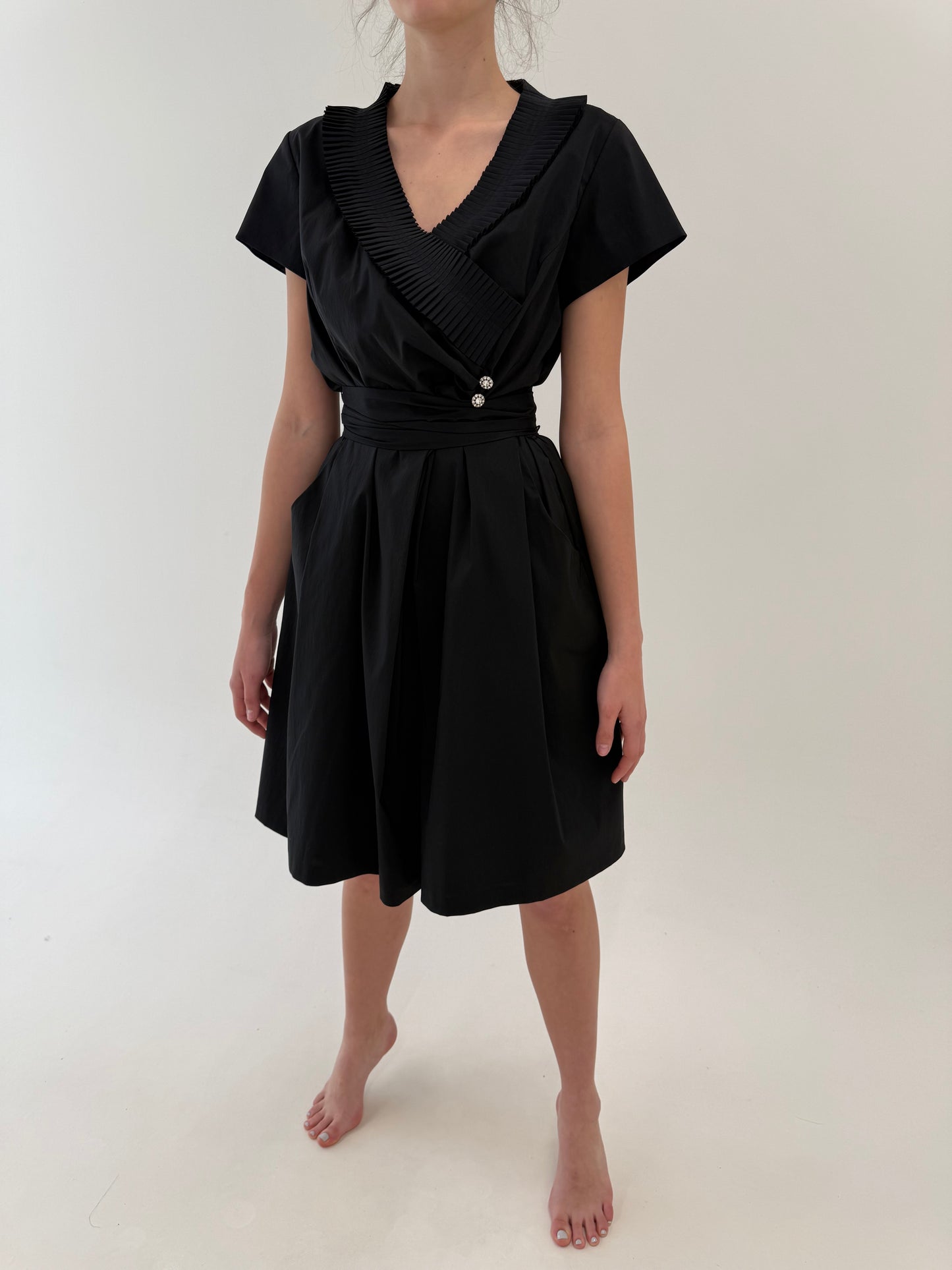 LBD de la business la cocktail ultra chic in croi drapat și bust petrecut