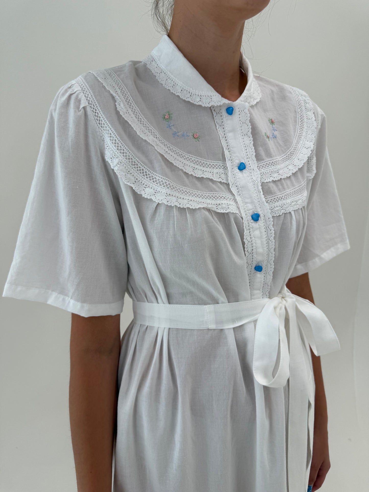 Rochie maxi cu broderie manuală delicată și cordon din panzica de bumbac