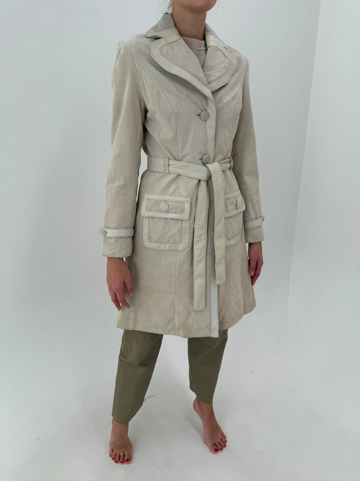 Trench off white din piele naturală întoarsă cu paspoal din piele naturală și cordon