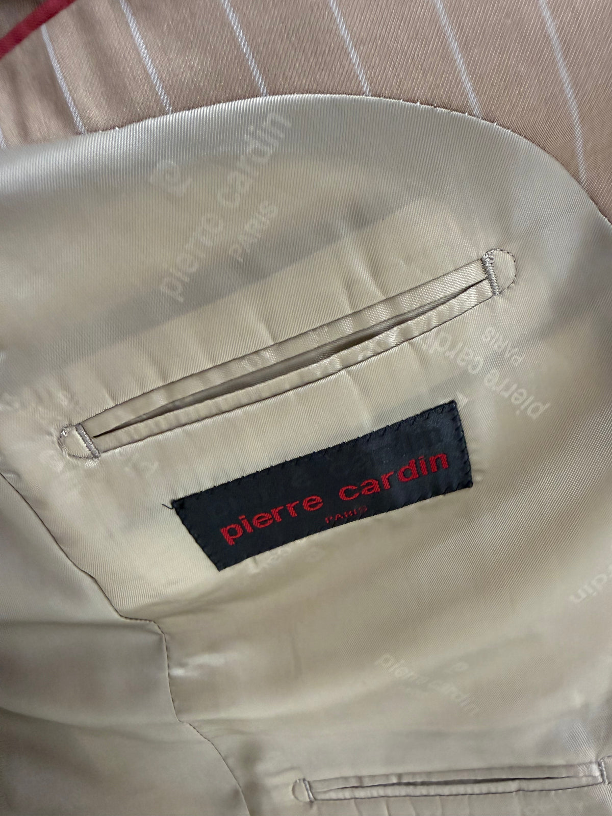 Costum greige Pierre Cardin cu dungi fine verticale din stofă extrafina din mix de lana