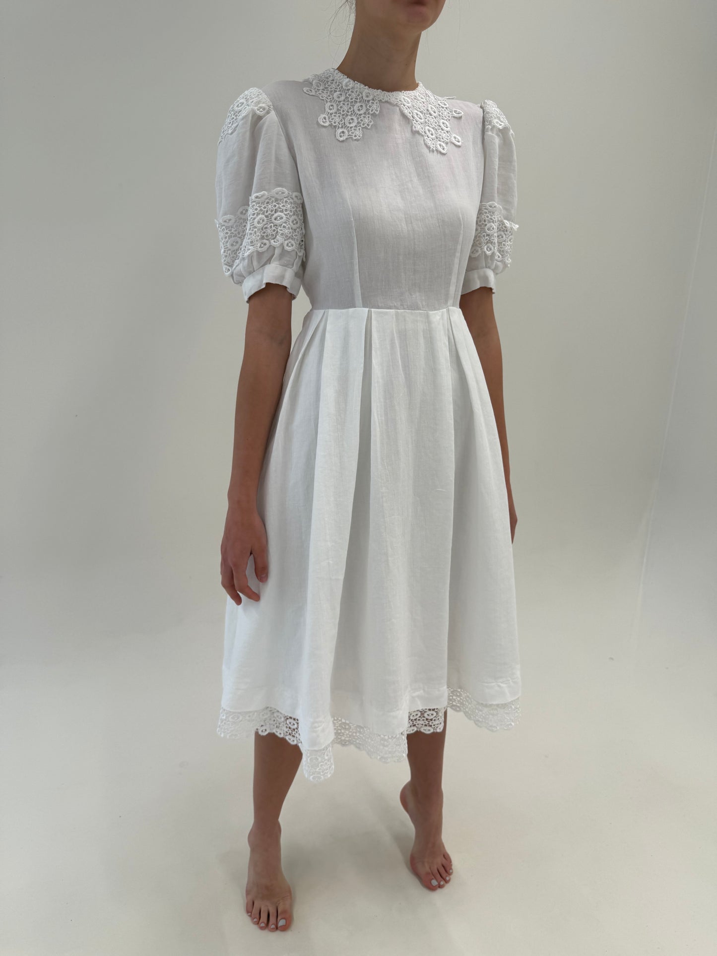 Rochie albă cu dantelă macrame din pânză excepțională în croi de ani 50