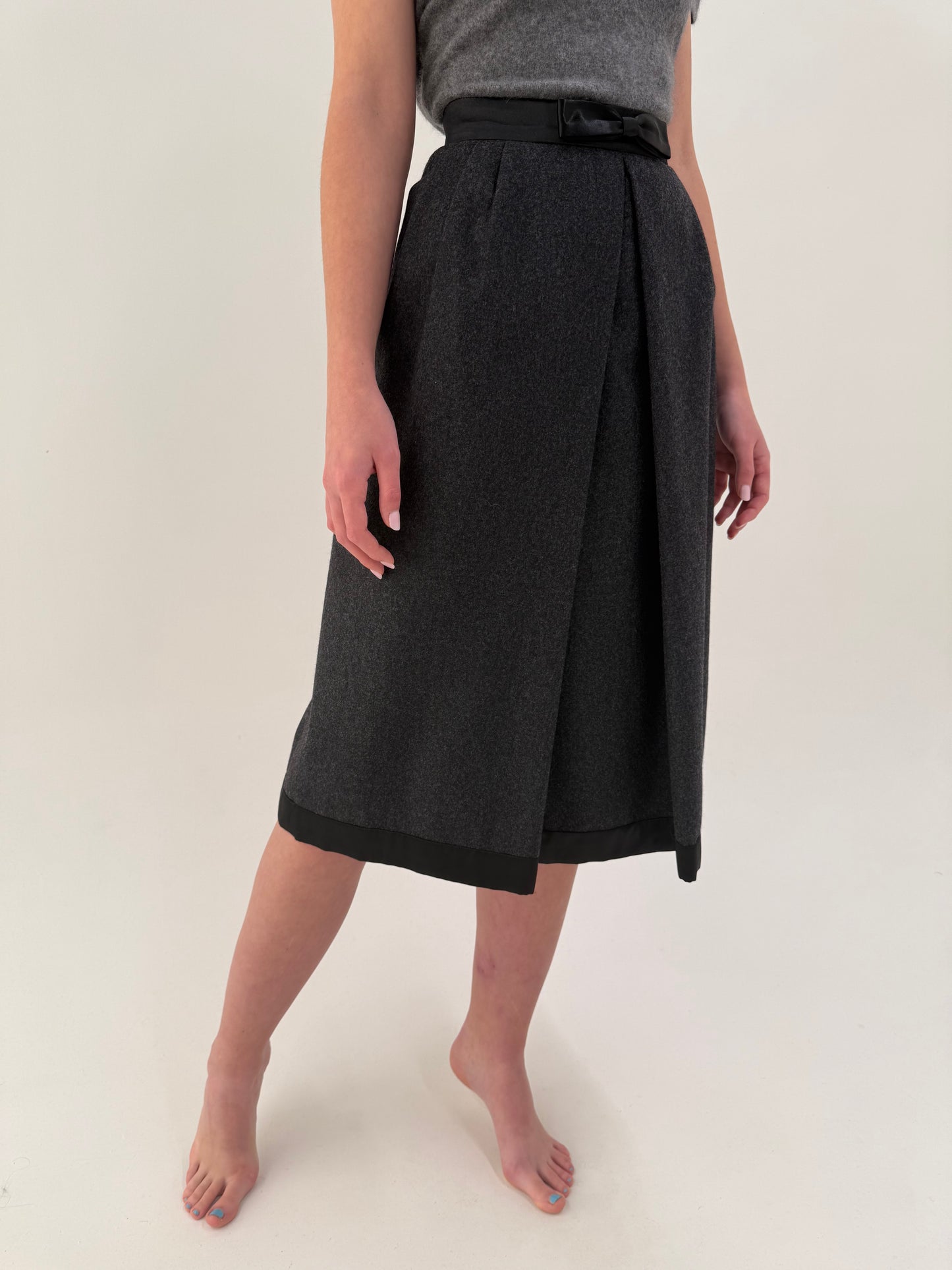 Fustă vintage din lana plină cu inserții și fundiță satinate