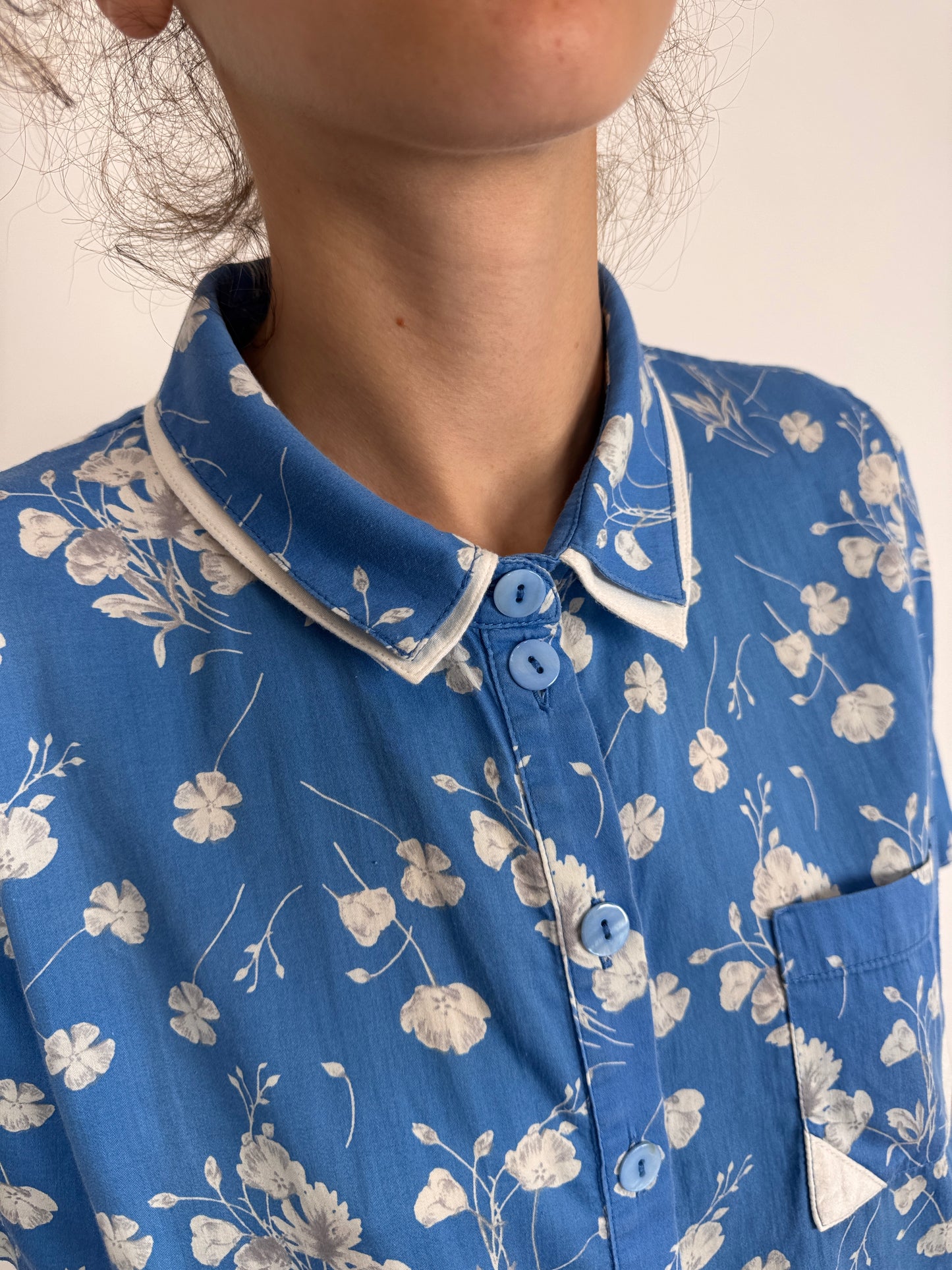 Cămașa vintage albastru ciel cu print floral delicat