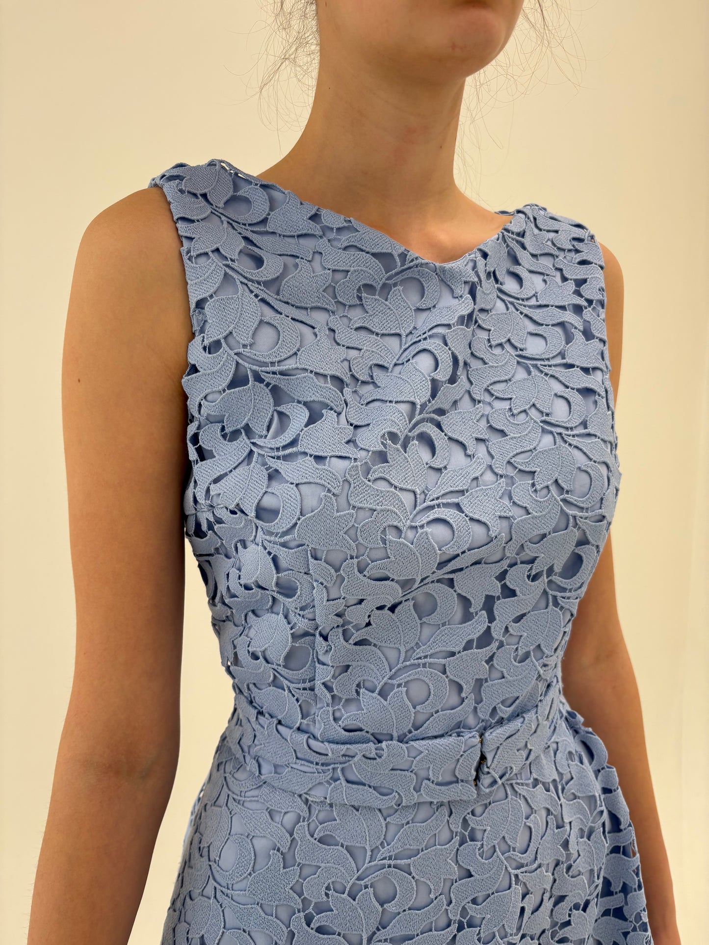 Rochie Hugo Boss baby blue din dantelă guipure cu talie marcată
