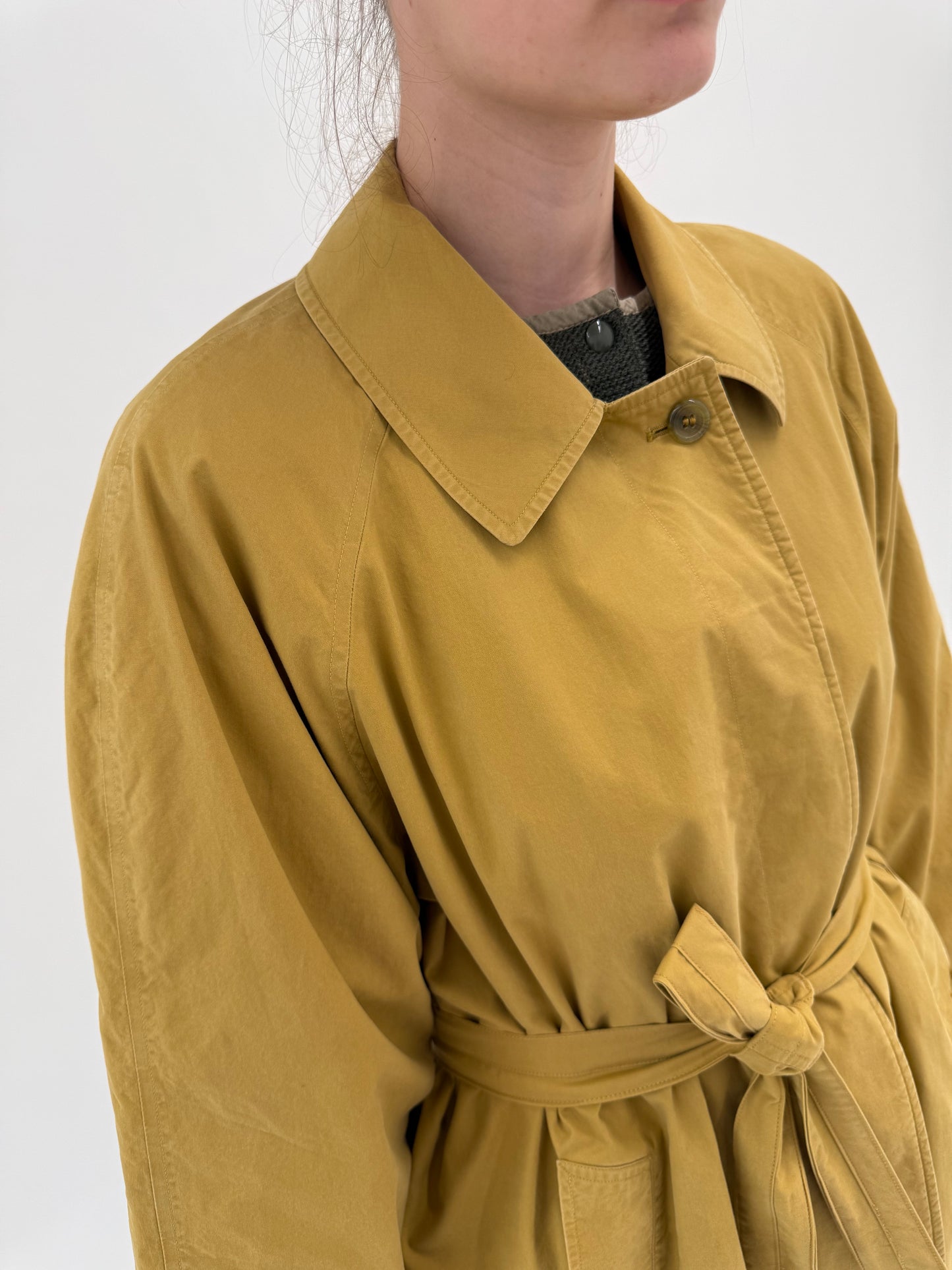 Trench vintage Burberry în croi clasic cu talie reglabilă marcată