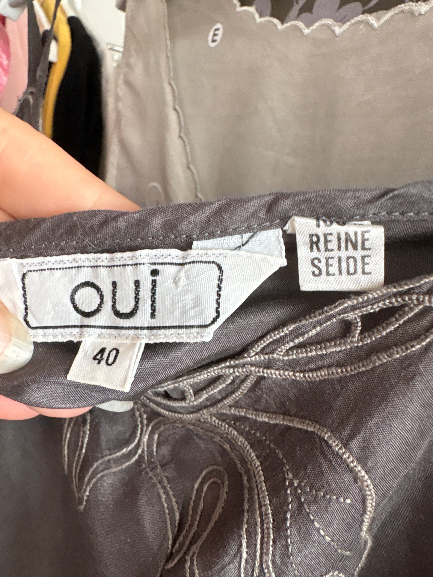 Top taupe din mătase matuala cu broderie în bie