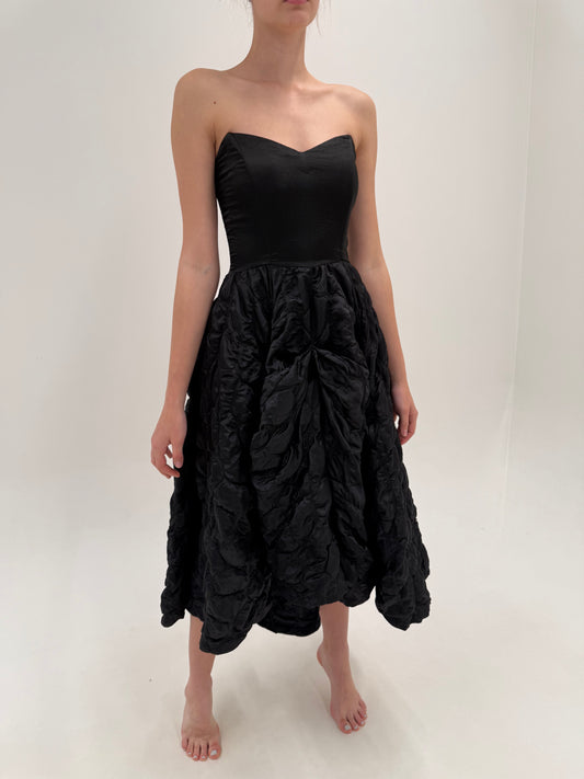 LBD vintage spectaculos cu corset în croi de ani 50 și fustă super elaborată