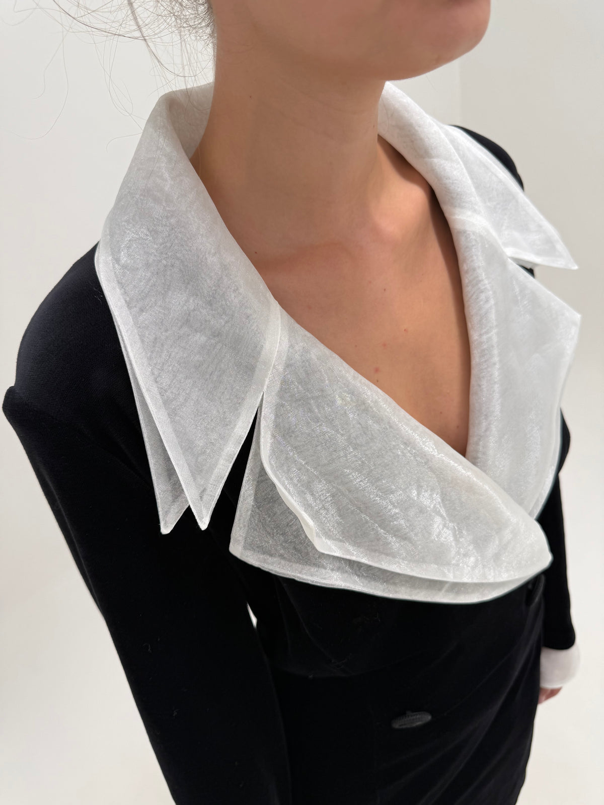 LBD vintage din catifea premium cu guler și manșete din organza albă