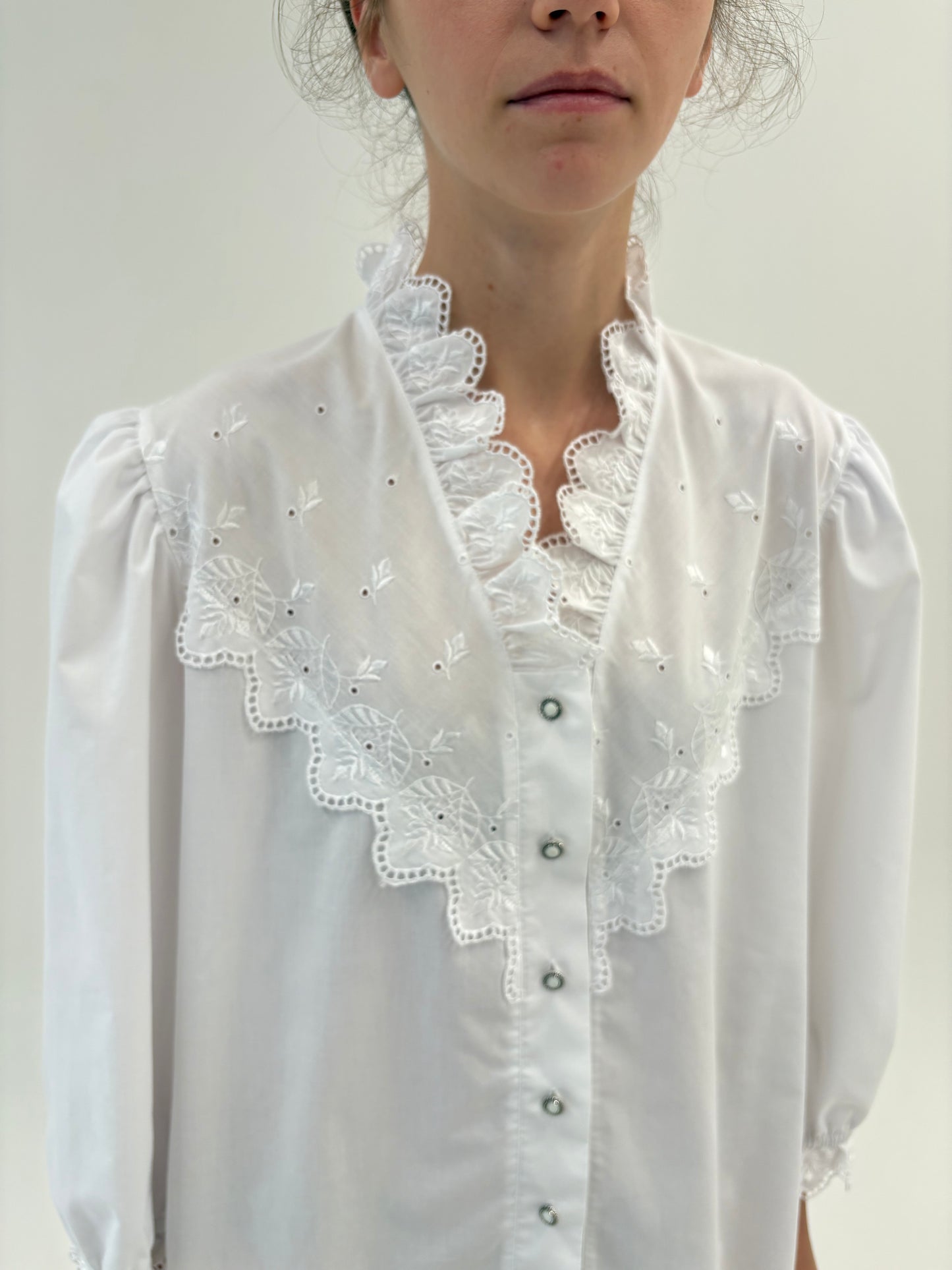 Cămașa vintage din bumbac cu aplicații din dantelă și broderia anglaise
