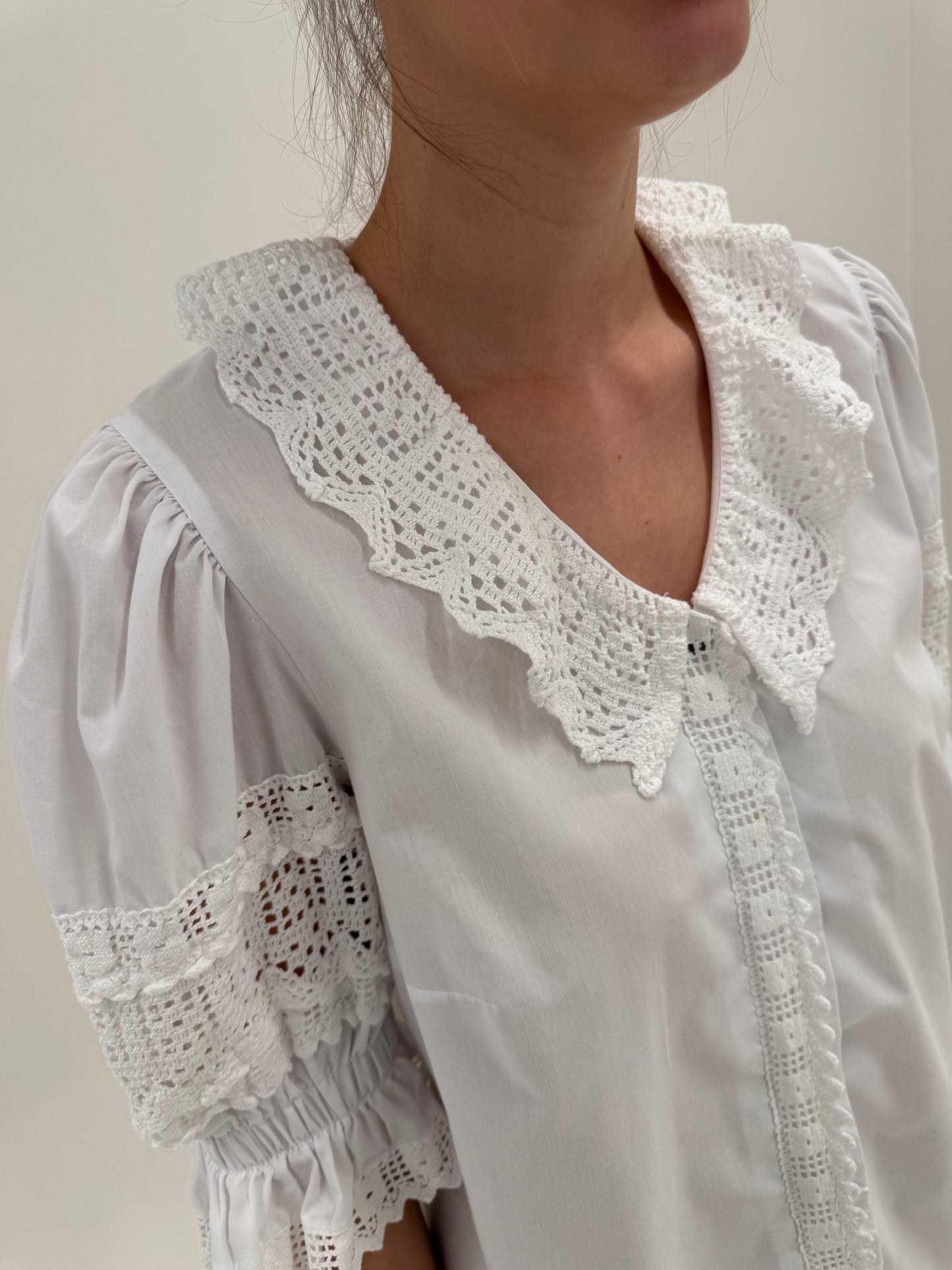 Cămașa vintage sueoeba cu inserții de dantelă macrame și broderie anglaise